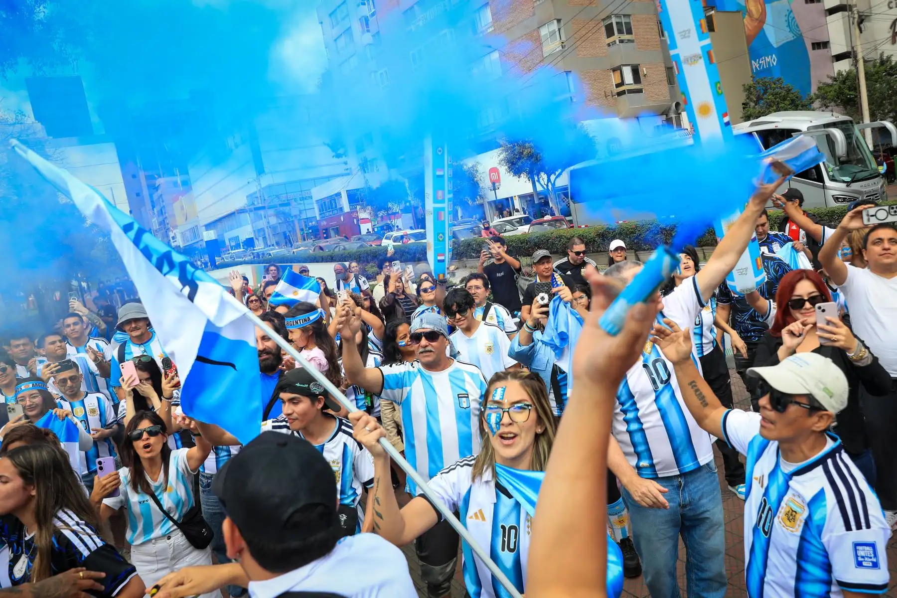 Hinchas argentinos toman las calles de Miraflores en la ciudad de Lima alentando a su selección el domingo 19 de julio previo a la final del Mundial 2026 que se disputa entre Argentina y España. Foto: ANDINA/Ricardo Cuba