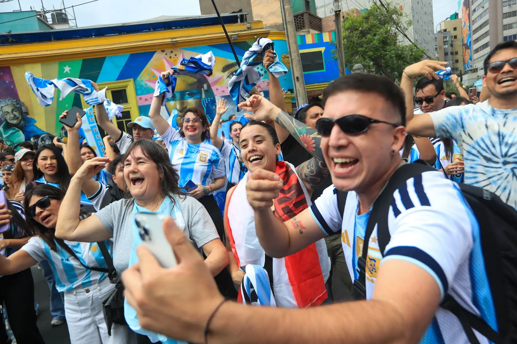 Hinchas argentinos toman las calles de Miraflores en la ciudad de Lima alentando a su selección el domingo 19 de julio previo a la final del Mundial 2026 que se disputa entre Argentina y España. Foto: ANDINA/Ricardo Cuba