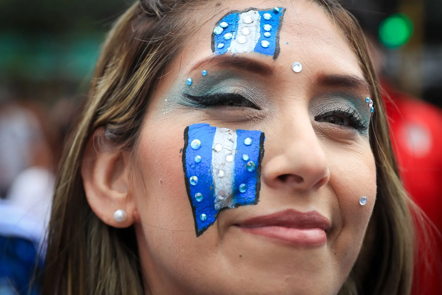 Hinchas argentinos toman las calles de Miraflores en la ciudad de Lima alentando a su selección el domingo 19 de julio previo a la final del Mundial 2026 que se disputa entre Argentina y España. Foto: ANDINA/Ricardo Cuba