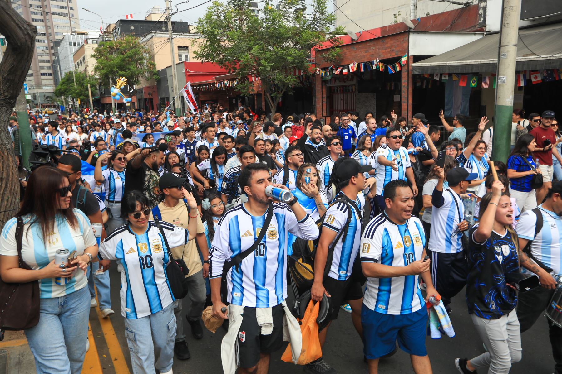 Hinchas argentinos toman las calles de Miraflores en la ciudad de Lima alentando a su selección el domingo 19 de julio previo a la final del Mundial 2026 que se disputa entre Argentina y España. Foto: ANDINA/Ricardo Cuba