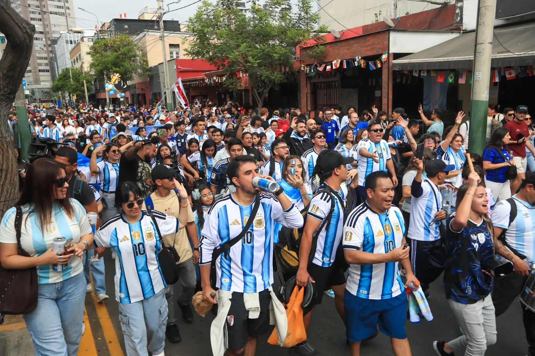 Hinchas argentinos toman las calles de Miraflores en la ciudad de Lima alentando a su selección el domingo 19 de julio previo a la final del Mundial 2026 que se disputa entre Argentina y España. Foto: ANDINA/Ricardo Cuba