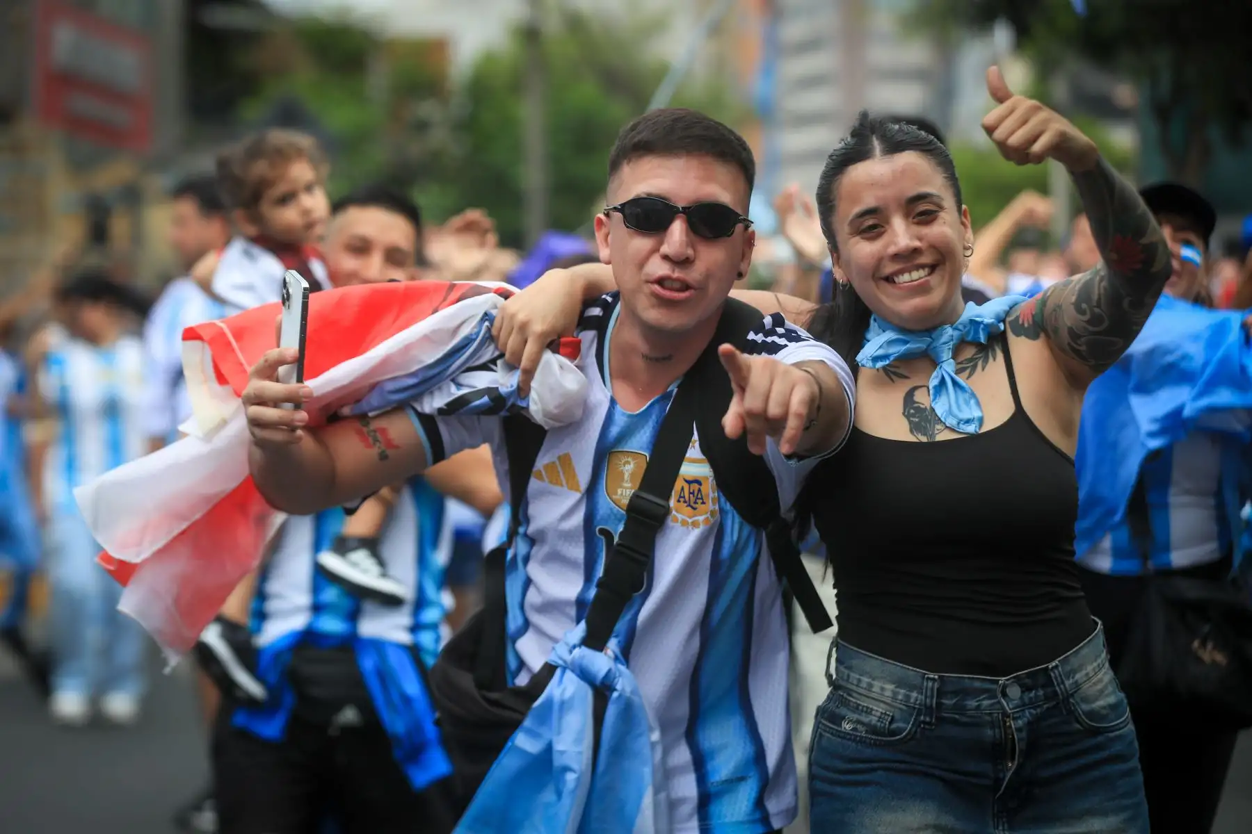 Hinchas argentinos toman las calles de Miraflores en la ciudad de Lima alentando a su selección el domingo 19 de julio previo a la final del Mundial 2026 que se disputa entre Argentina y España. Foto: ANDINA/Ricardo Cuba