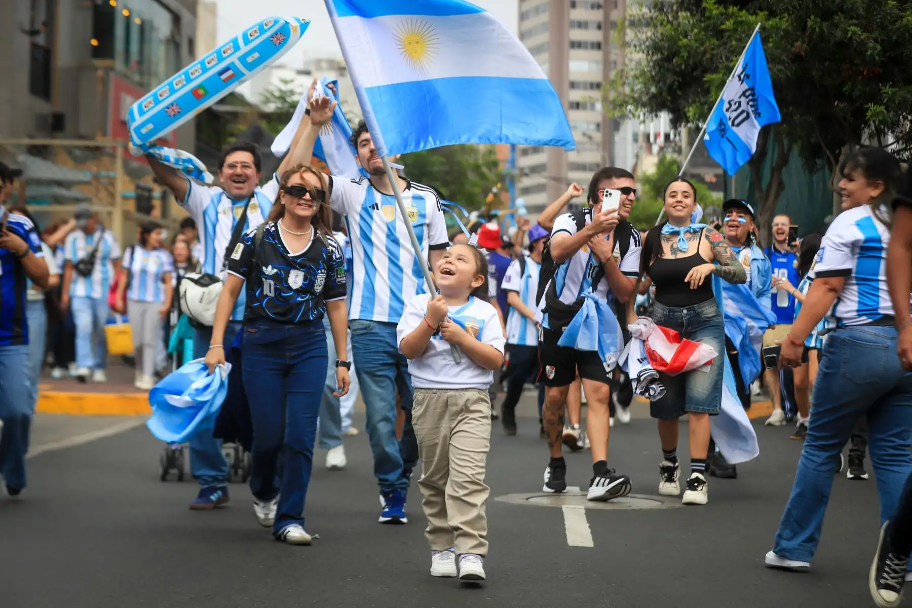 Hinchas argentinos toman las calles de Miraflores en la ciudad de Lima alentando a su selección el domingo 19 de julio previo a la final del Mundial 2026 que se disputa entre Argentina y España. Foto: ANDINA/Ricardo Cuba