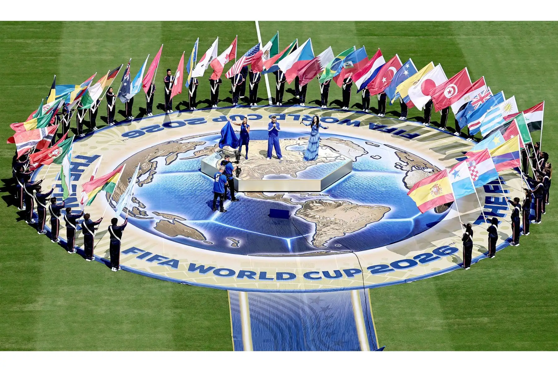 Los artistas (desde el centro, a la izquierda) —la cantante estadounidense Nicole Scherzinger, el cantante británico Robbie Williams y la cantante italiana Laura Pausini— actúan durante la ceremonia de clausura de la final de la Copa Mundial de la FIFA 2026 entre España y Argentina, en Nueva Jersey, Estados Unidos, el 19 de julio de 2026. Foto: EFE