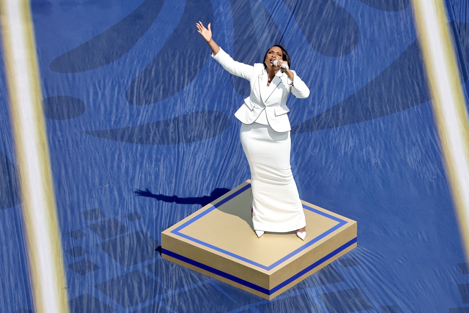 La cantante estadounidense Jennifer Hudson interpreta el himno nacional de Estados Unidos durante la ceremonia de clausura de la final de la Copa Mundial de la FIFA 2026 entre España y Argentina, en Nueva Jersey, Estados Unidos, el 19 de julio de 2026. Foto: EFE