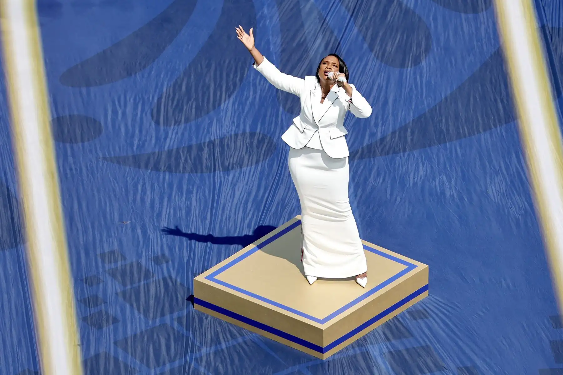 La cantante estadounidense Jennifer Hudson interpreta el himno nacional de Estados Unidos durante la ceremonia de clausura de la final de la Copa Mundial de la FIFA 2026 entre España y Argentina, en Nueva Jersey, Estados Unidos, el 19 de julio de 2026. Foto: EFE