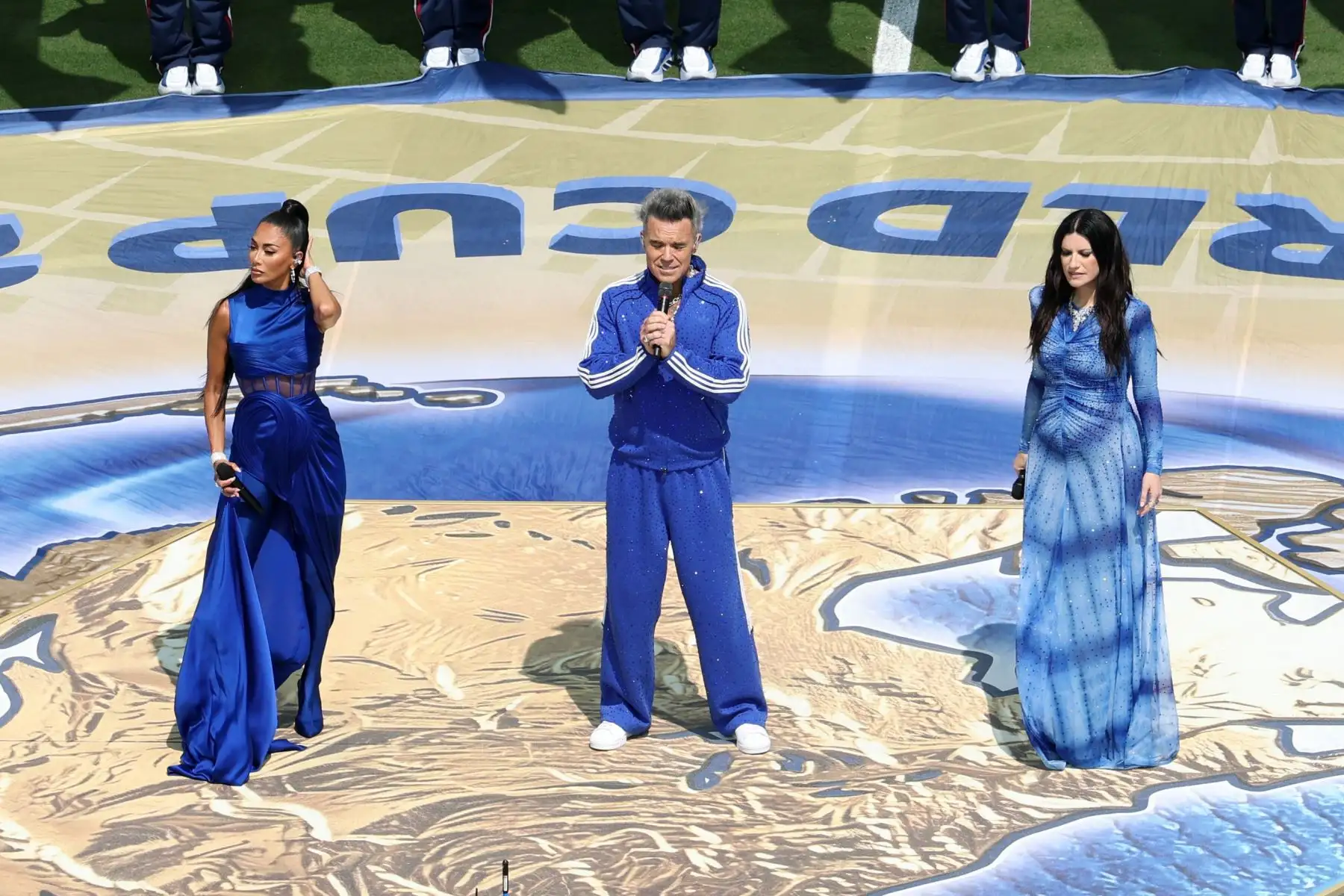(De izquierda a derecha) La cantante estadounidense Nicole Scherzinger, la estrella del pop británico Robbie Williams y la cantante italiana Laura Pausini interpretan el himno de la FIFA antes de la final de la Copa Mundial de la FIFA 2026 entre España y Argentina, en Nueva Jersey, Estados Unidos, el 19 de julio de 2026. Foto: EFE