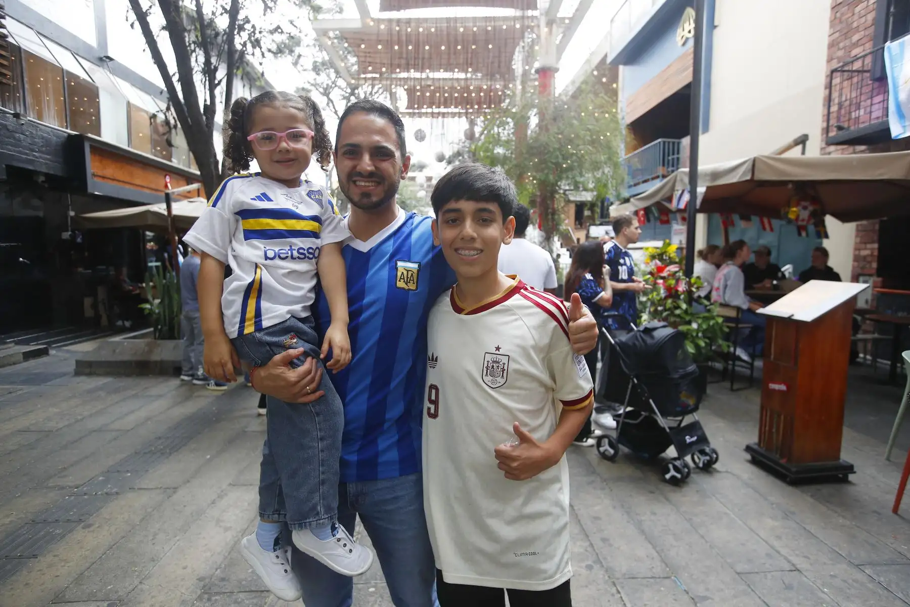 Hinchas españoles y argentinos toman las calles de Miraflores en la ciudad de Lima alentando a sus selecciones el domingo 19 de julio previo a la final del Mundial 2026 que se disputa entre Argentina y España. Foto: ANDINA/Eddy Ramos