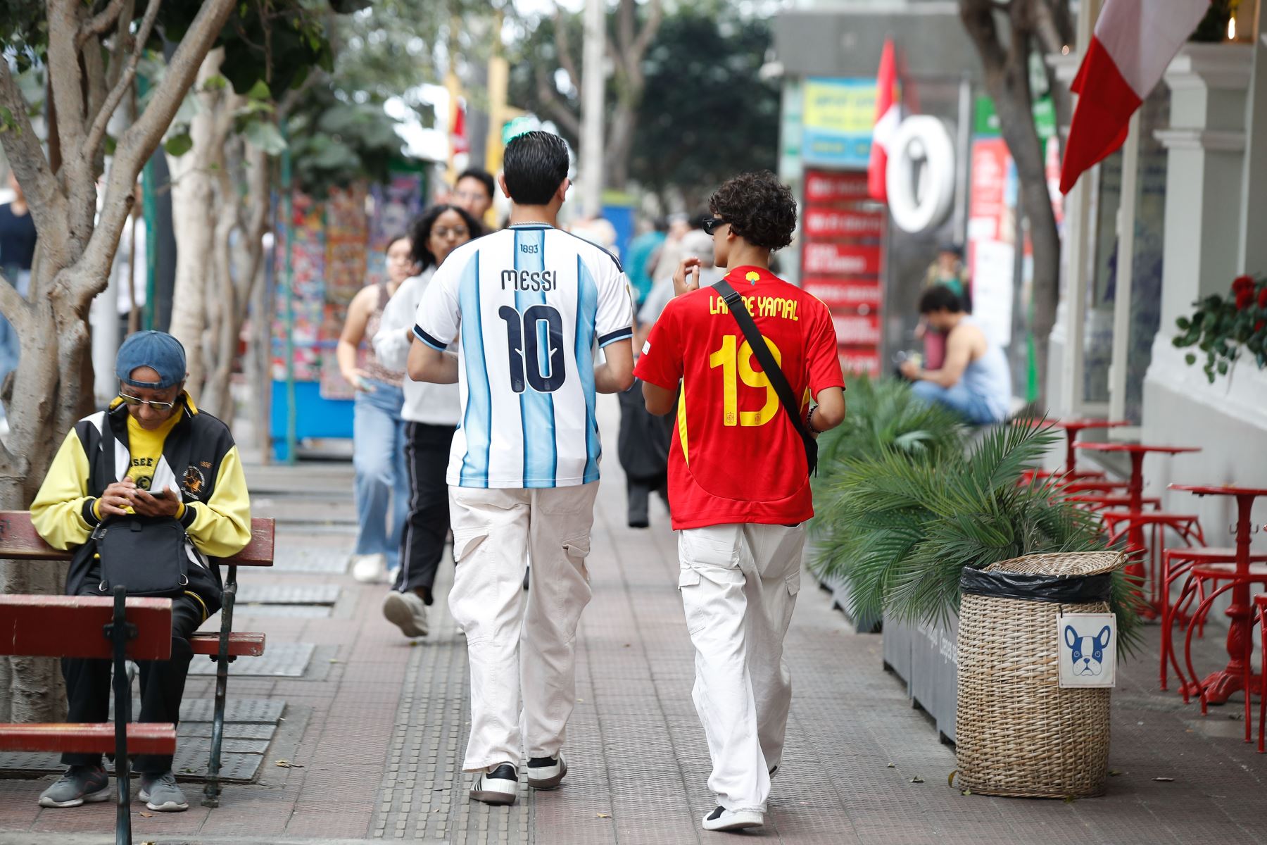 Hinchas españoles y argentinos toman las calles de Miraflores en la ciudad de Lima alentando a sus selecciones el domingo 19 de julio previo a la final del Mundial 2026 que se disputa entre Argentina y España. Foto: ANDINA/Eddy Ramos