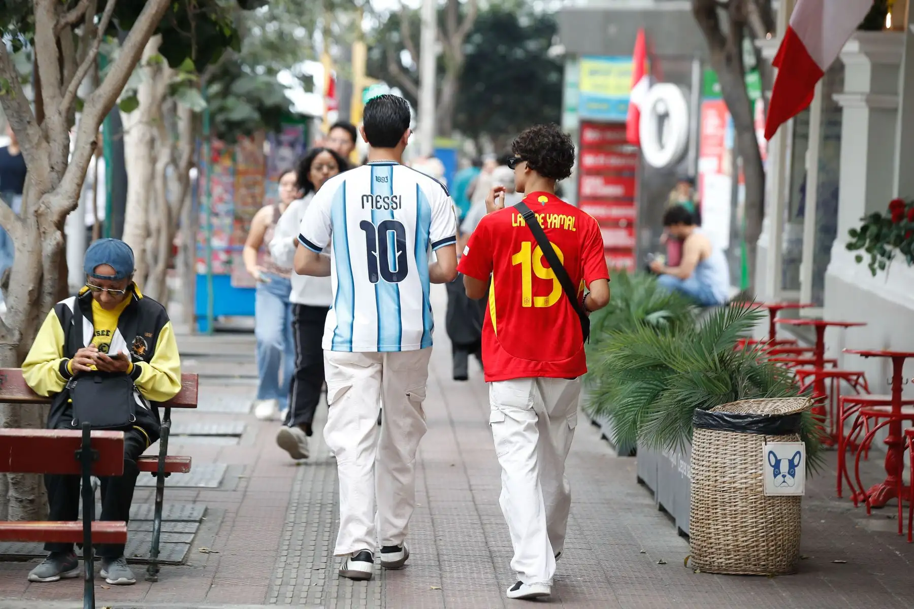 Hinchas españoles y argentinos toman las calles de Miraflores en la ciudad de Lima alentando a sus selecciones el domingo 19 de julio previo a la final del Mundial 2026 que se disputa entre Argentina y España. Foto: ANDINA/Eddy Ramos