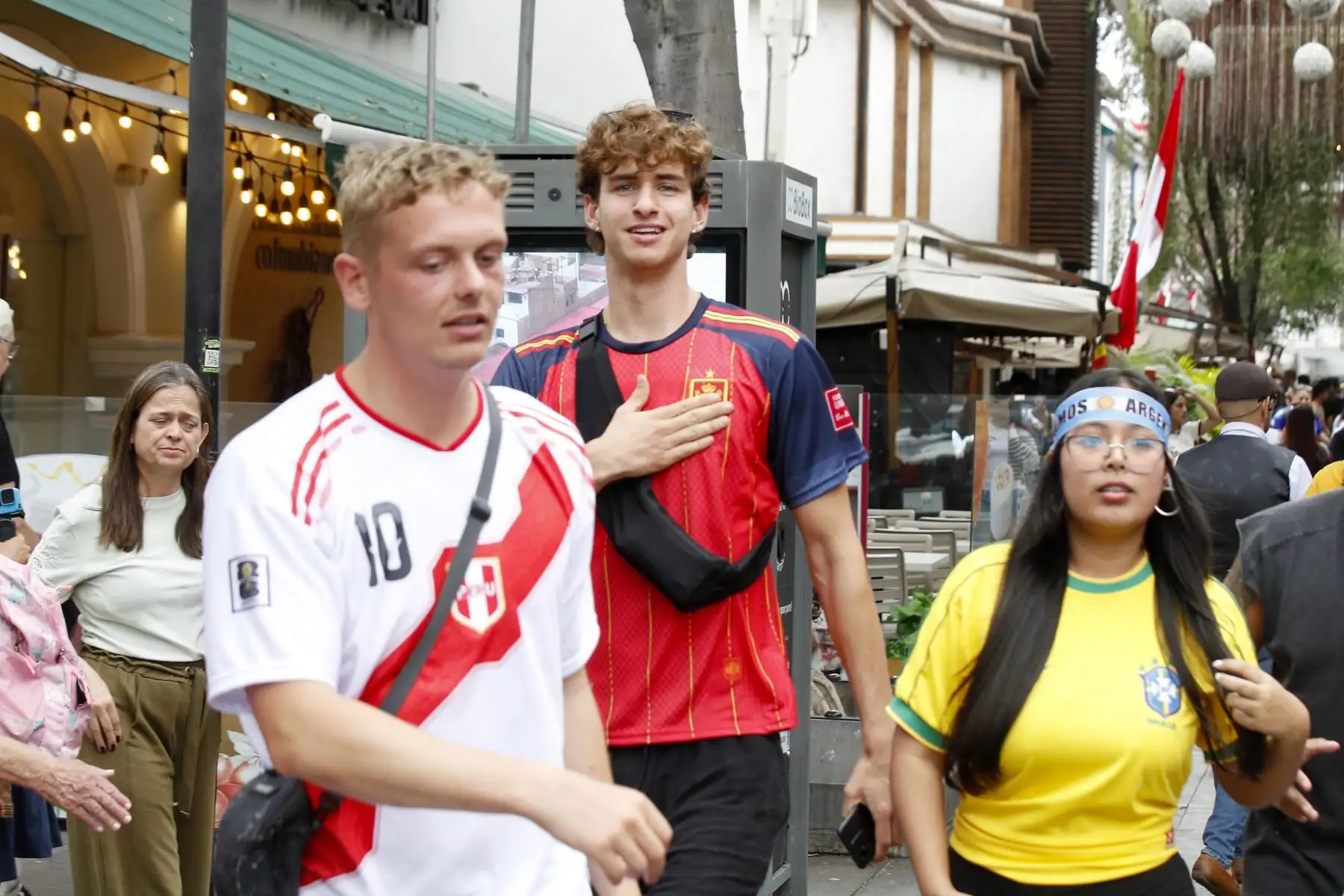 Hinchas españoles toman las calles de Miraflores en la ciudad de Lima alentando a su selección el domingo 19 de julio previo a la final del Mundial 2026 que se disputa entre Argentina y España. Foto: ANDINA/Eddy Ramos