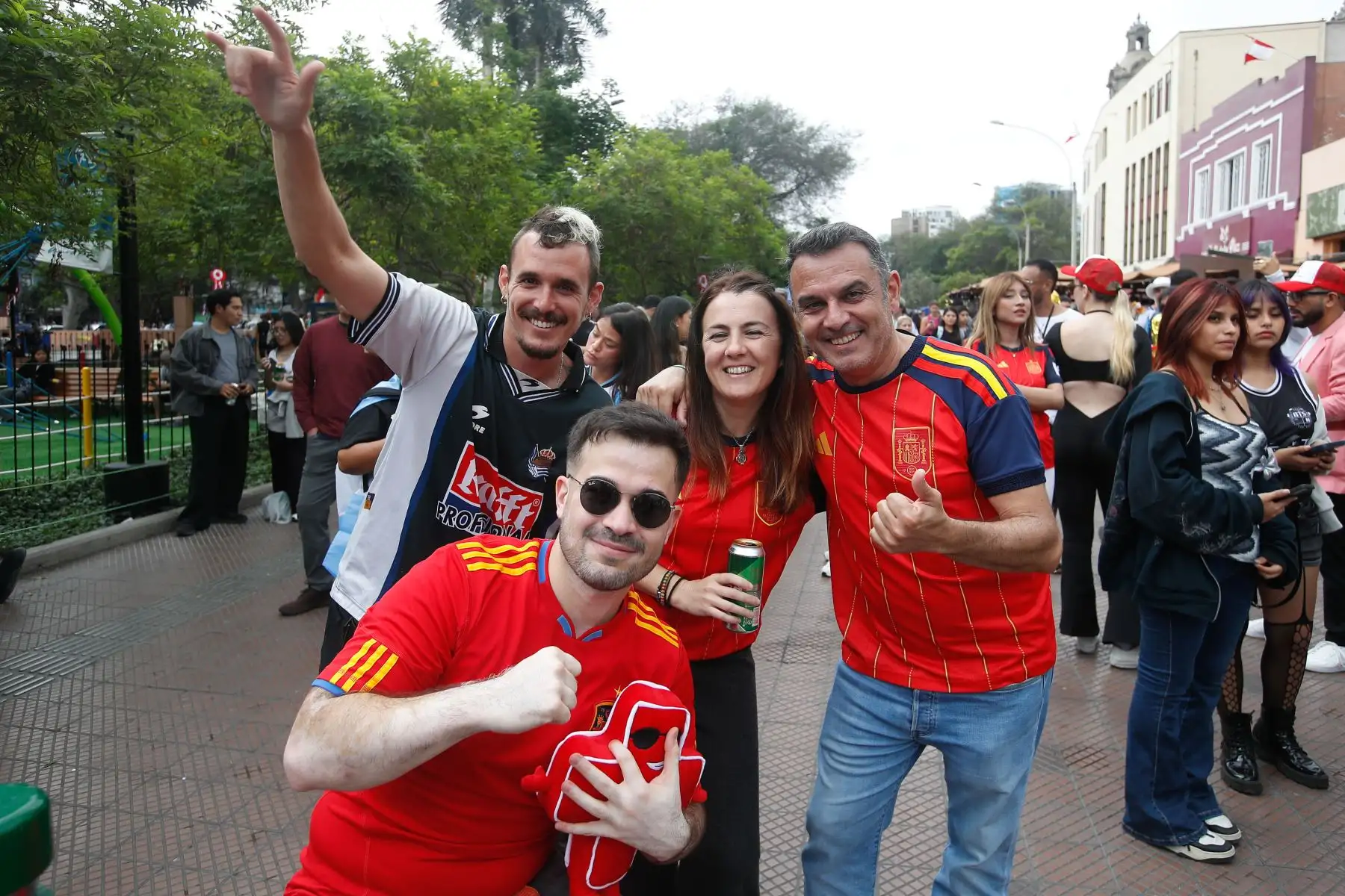 Hinchas españoles toman las calles de Miraflores en la ciudad de Lima alentando a su selección el domingo 19 de julio previo a la final del Mundial 2026 que se disputa entre Argentina y España. Foto: ANDINA/Eddy Ramos