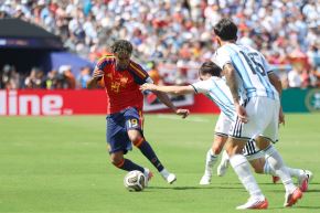 Lamine Yamal controla el balón en el partido de la final del Mundial de la FIFA 2026 entre España y Argentina en el estadio MetLife en Nueva Jersey 