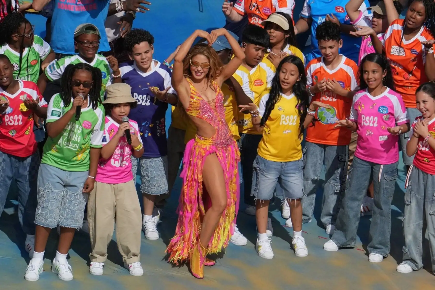 La cantante colombiana Shakira (C) posa con niños durante el intermedio de la final del Mundial de Fútbol de 2026 entre España y Argentina en el estadio New York/New Jersey en East Rutherford el 19 de julio de 2026. (Foto de TIMOTHY A. CLARY / AFP)