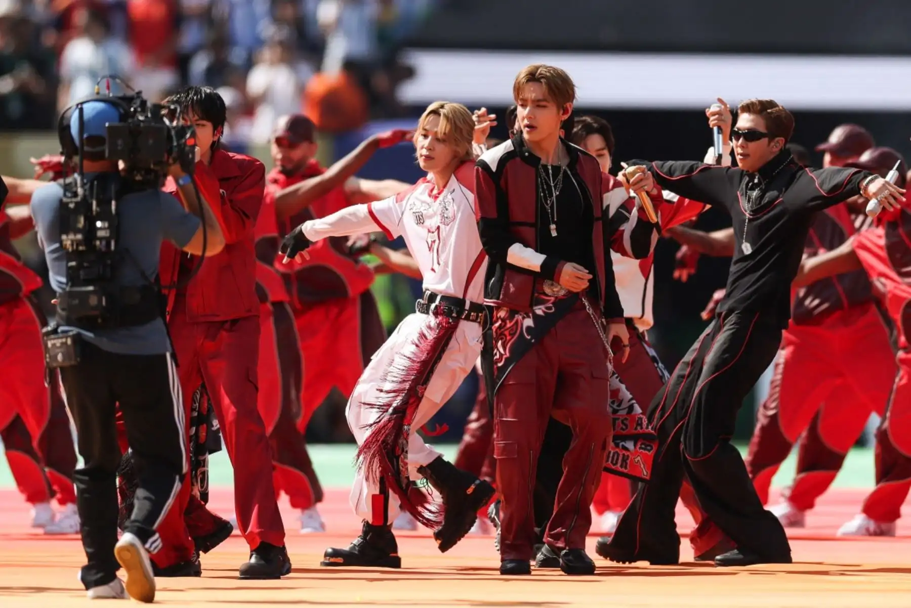 El grupo surcoreano BTS actuó durante el descanso de la final del Mundial de Fútbol de 2026 entre España y Argentina en el estadio de Nueva York/Nueva Jersey en East Rutherford el 19 de julio de 2026. (Foto de PATRICIA DE MELO MOREIRA / AFP)