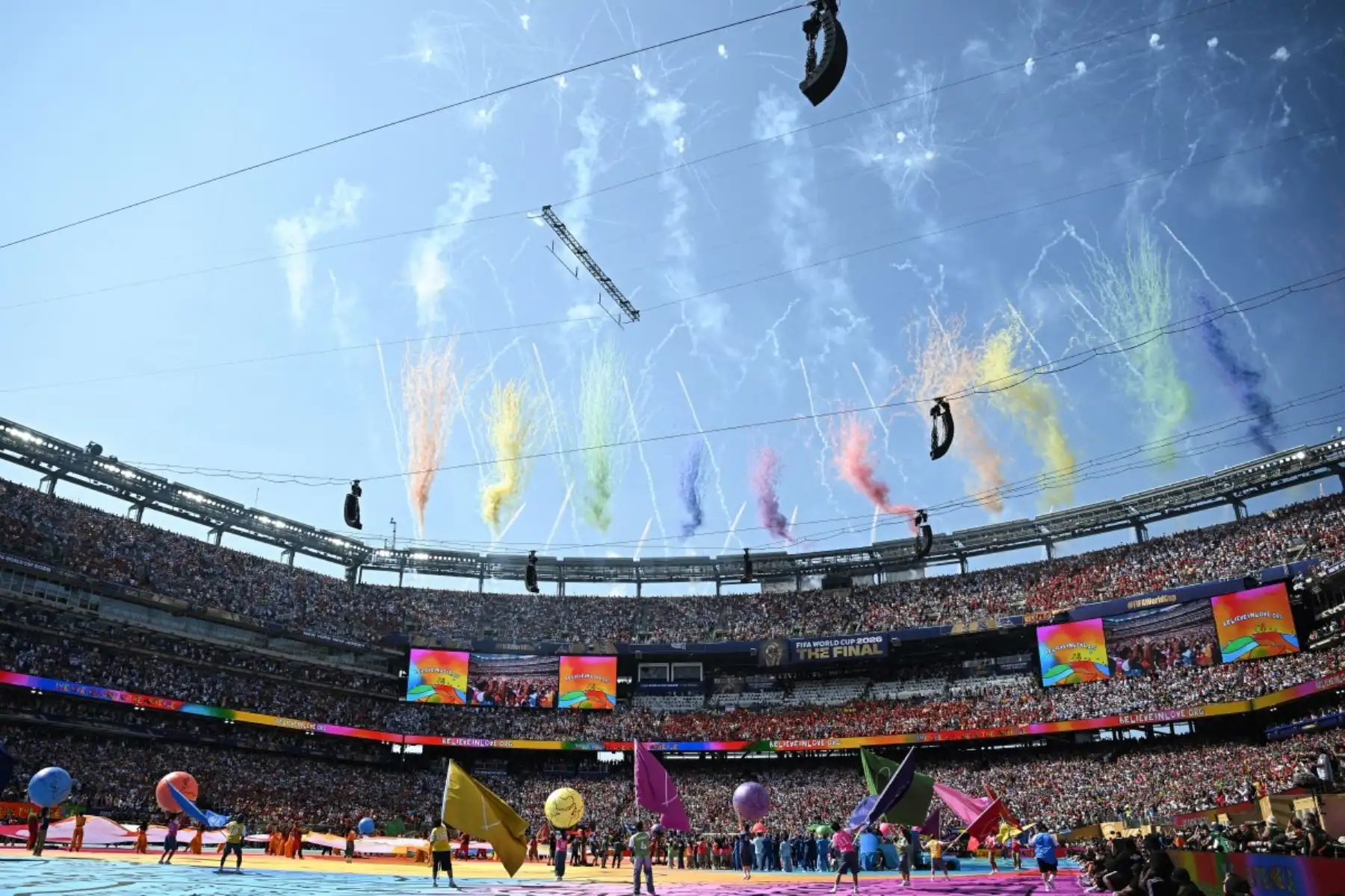 Artistas actúan en el espectáculo del descanso de la final del Mundial de Fútbol de 2026 entre España y Argentina en el estadio de Nueva York/Nueva Jersey en East Rutherford el 19 de julio de 2026. (Foto de Paul ELLIS / AFP)