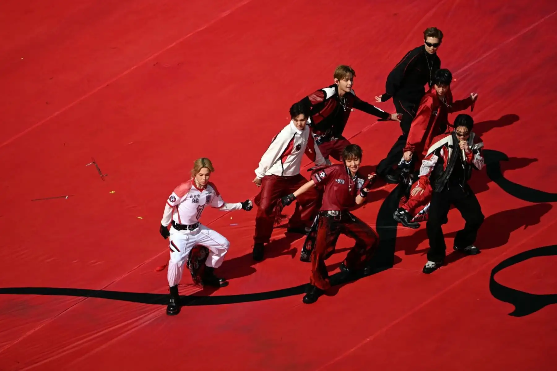 El grupo masculino surcoreano BTS actuó en el espectáculo del medio tiempo durante la final del Mundial de Fútbol de 2026 entre España y Argentina en el estadio New York/New Jersey en East Rutherford el 19 de julio de 2026. (Foto de MAURO PIMENTEL / AFP)