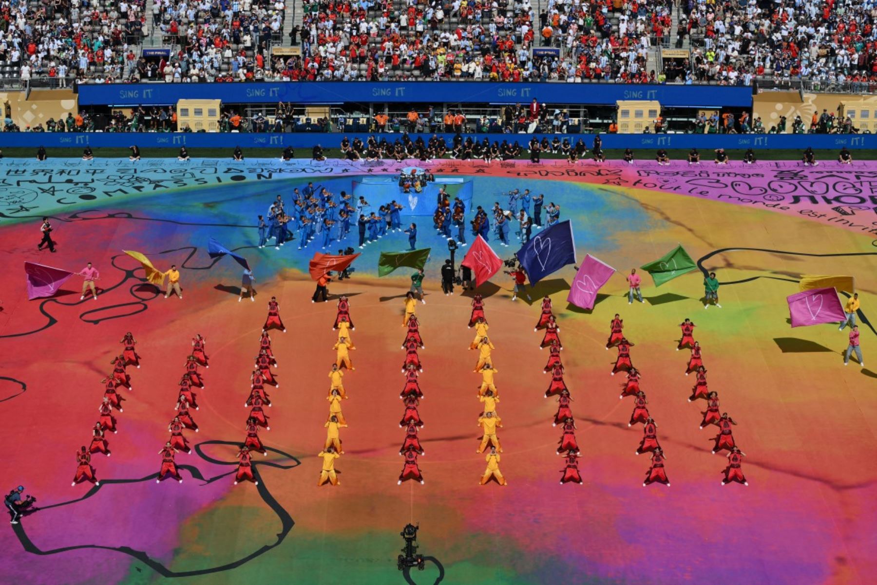 El director de orquesta venezolano Gustavo Dudamel, músicos y bailarines actúan durante el intermedio de la final del Mundial de Fútbol de 2026 entre España y Argentina en el estadio New York/New Jersey en East Rutherford el 19 de julio de 2026. (Foto de ANGELA WEISS / AFP)