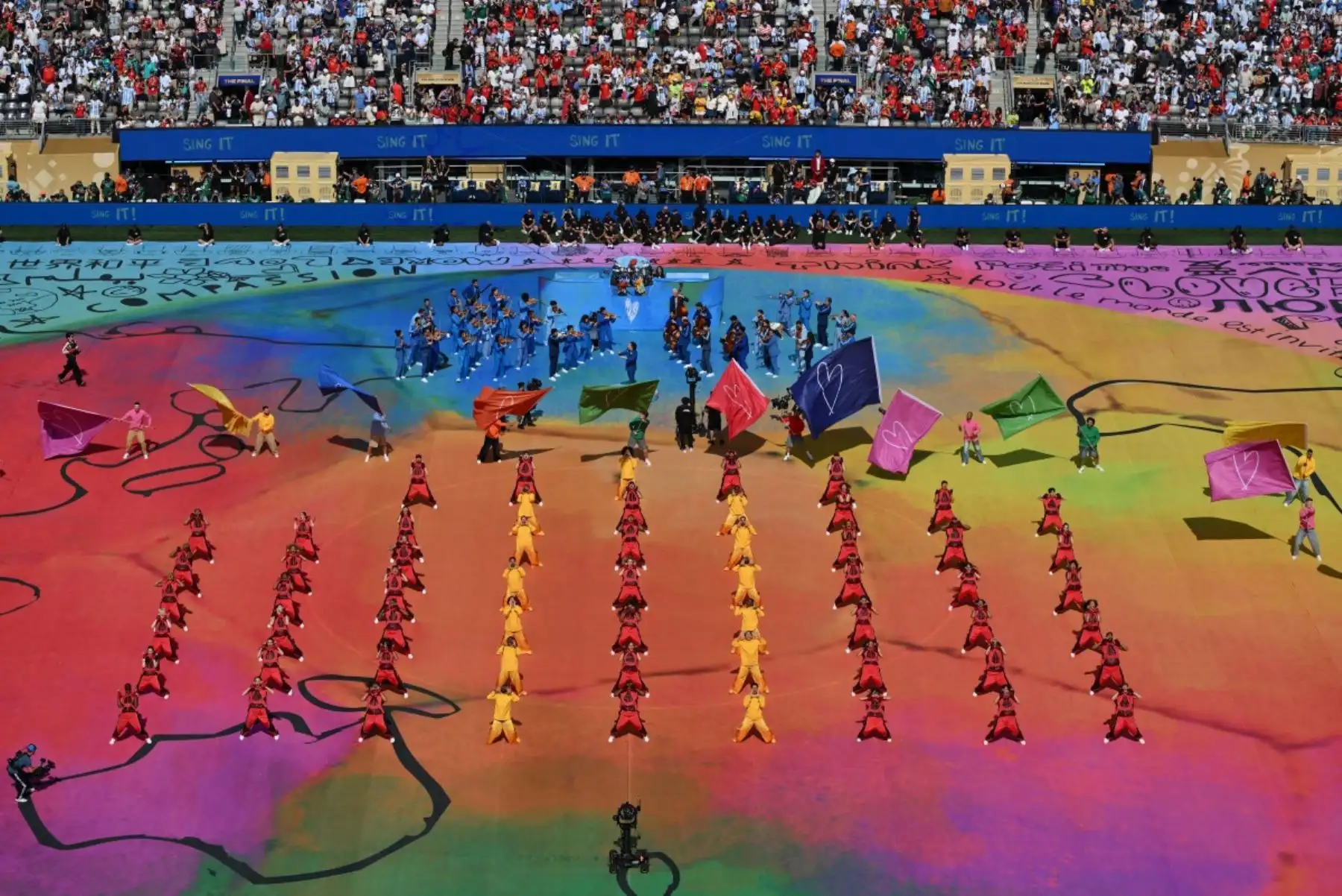El director de orquesta venezolano Gustavo Dudamel, músicos y bailarines actúan durante el intermedio de la final del Mundial de Fútbol de 2026 entre España y Argentina en el estadio New York/New Jersey en East Rutherford el 19 de julio de 2026. (Foto de ANGELA WEISS / AFP)