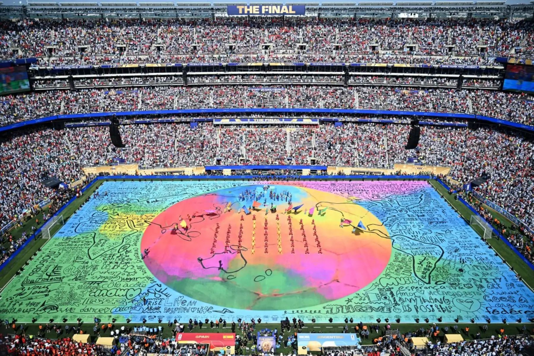 Vista general de los bailarines actuando en el espectáculo del medio tiempo durante la final del Mundial de Fútbol de 2026 entre España y Argentina en el estadio New York/New Jersey en East Rutherford el 19 de julio de 2026. (Foto de MAURO PIMENTEL / AFP)