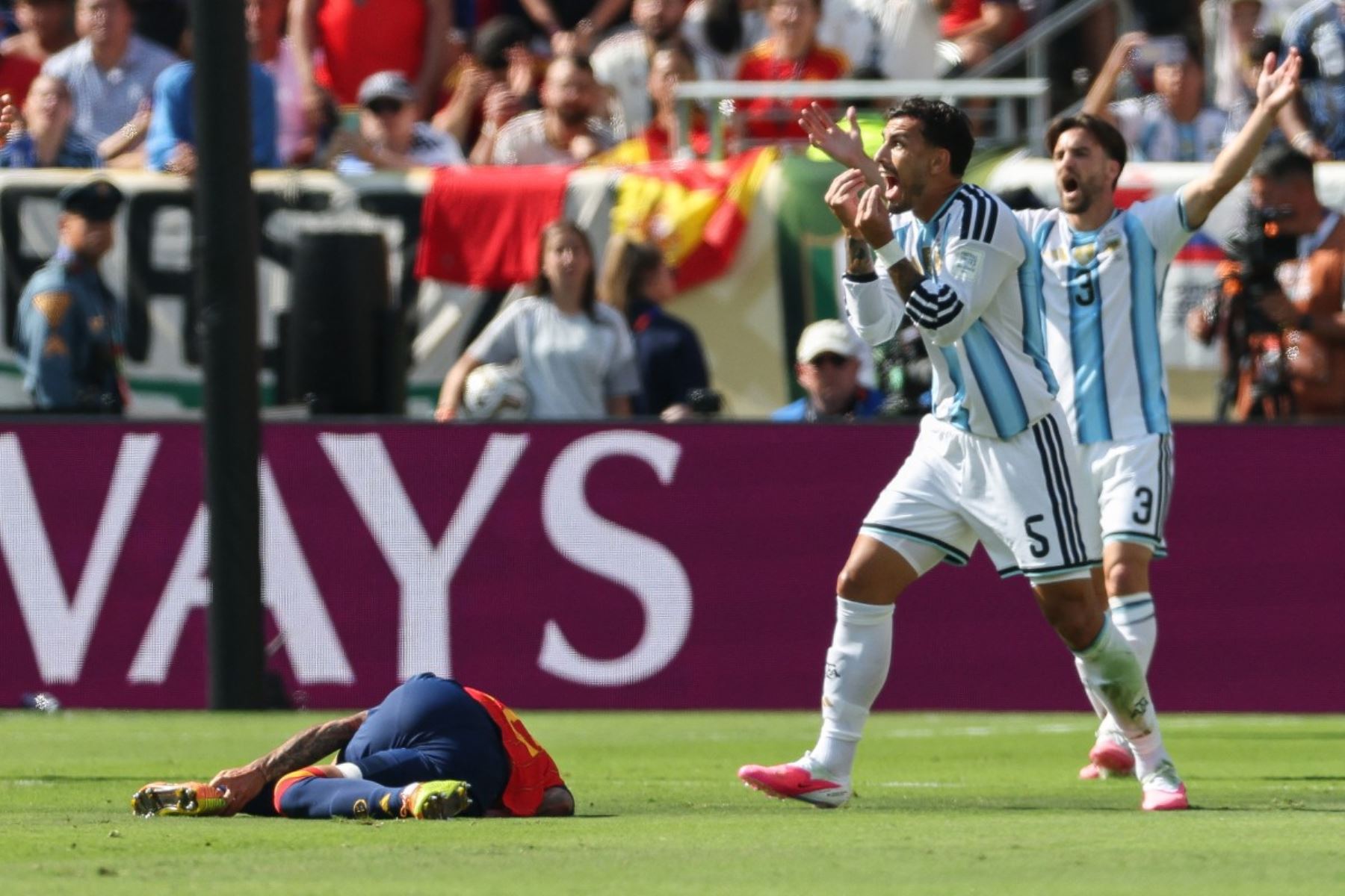 El centrocampista argentino Leandro Paredes, número 05, reacciona ante el defensa español Pedro Porro, número 12, durante la final del Mundial de Fútbol de 2026 entre España y Argentina en el estadio New York/New Jersey de East Rutherford, el 19 de julio de 2026. (Foto de PATRICIA DE MELO MOREIRA / AFP)