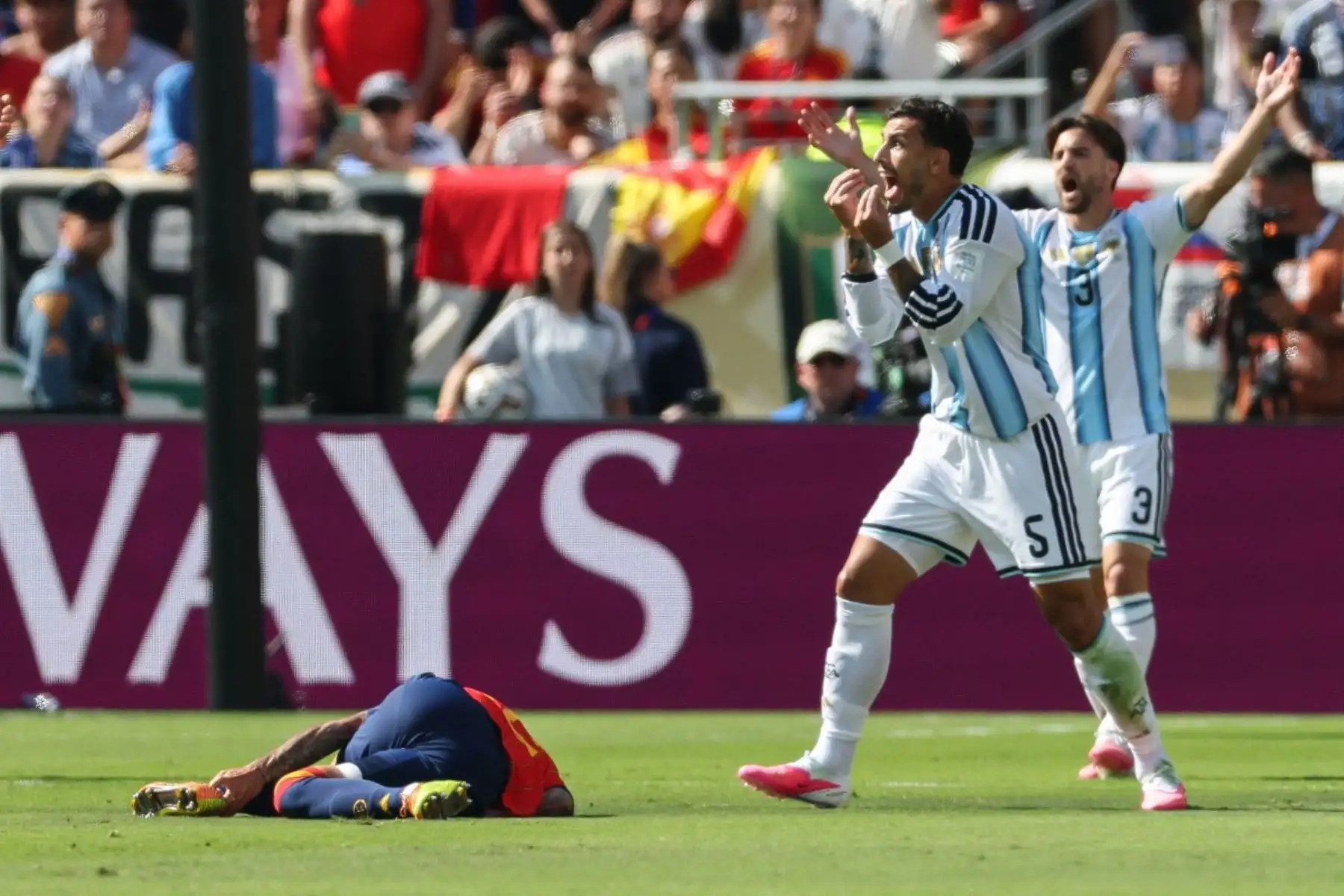 El centrocampista argentino Leandro Paredes, número 05, reacciona ante el defensa español Pedro Porro, número 12, durante la final del Mundial de Fútbol de 2026 entre España y Argentina en el estadio New York/New Jersey de East Rutherford, el 19 de julio de 2026. (Foto de PATRICIA DE MELO MOREIRA / AFP)