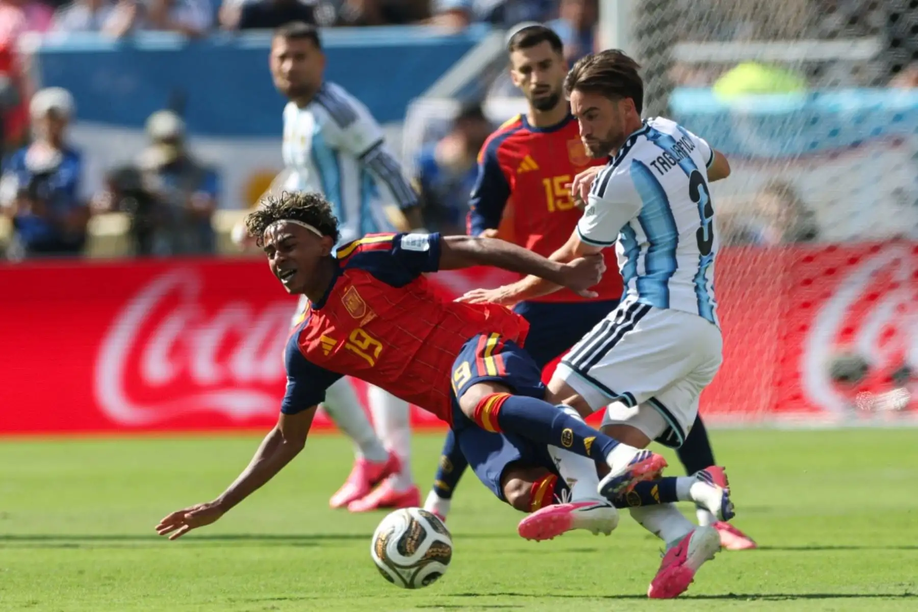 El delantero español Lamine Yamal, número 19, cae ante el defensa argentino Nicolás Tagliafico, número 3, durante la final del Mundial de Fútbol de 2026 entre España y Argentina en el estadio New York/New Jersey de East Rutherford, el 19 de julio de 2026. (Foto de PATRICIA DE MELO MOREIRA / AFP)