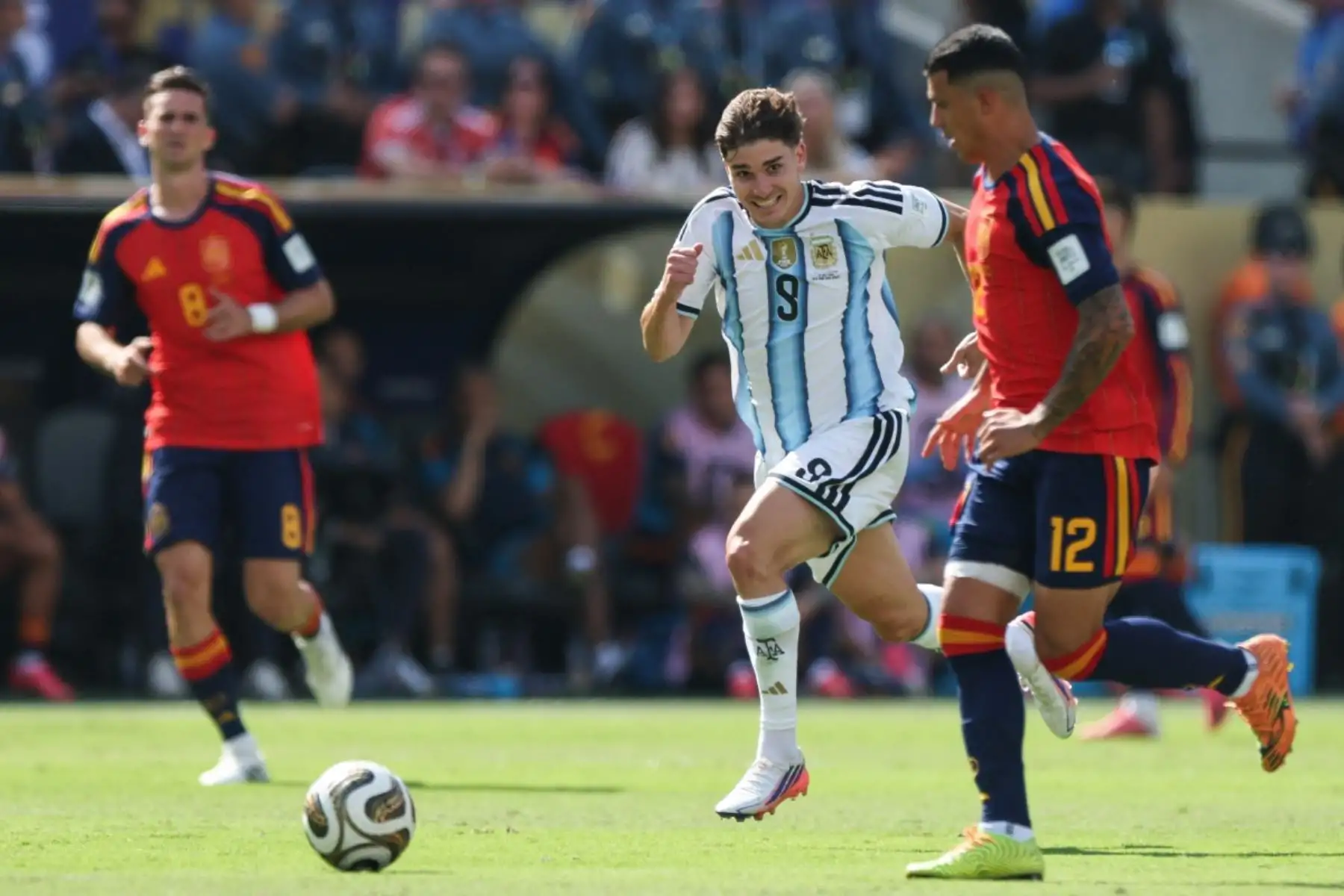 El delantero argentino Julián Álvarez, número 09, corre tras el balón superando al defensa español Pedro Porro, número 12, durante la final del Mundial de Fútbol de 2026 entre España y Argentina en el estadio New York/New Jersey de East Rutherford, el 19 de julio de 2026. (Foto de Patricia De Melo Moreira / AFP)