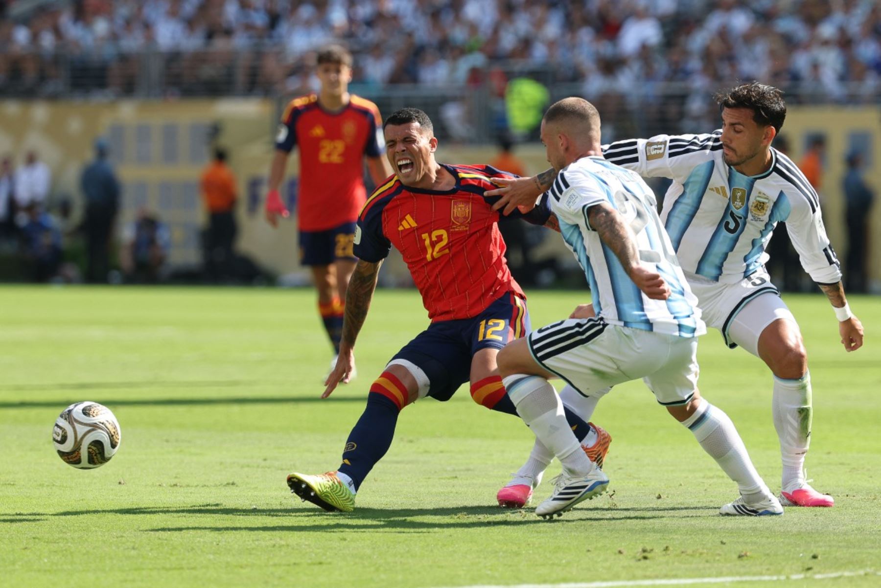 El centrocampista argentino Leandro Paredes (número 5) comete falta sobre el defensa español Pedro Porro (número 12) durante la final del Mundial de Fútbol de 2026 entre España y Argentina, disputada en el estadio New York/New Jersey de East Rutherford el 19 de julio de 2026. (Foto de Odd ANDERSEN / AFP)