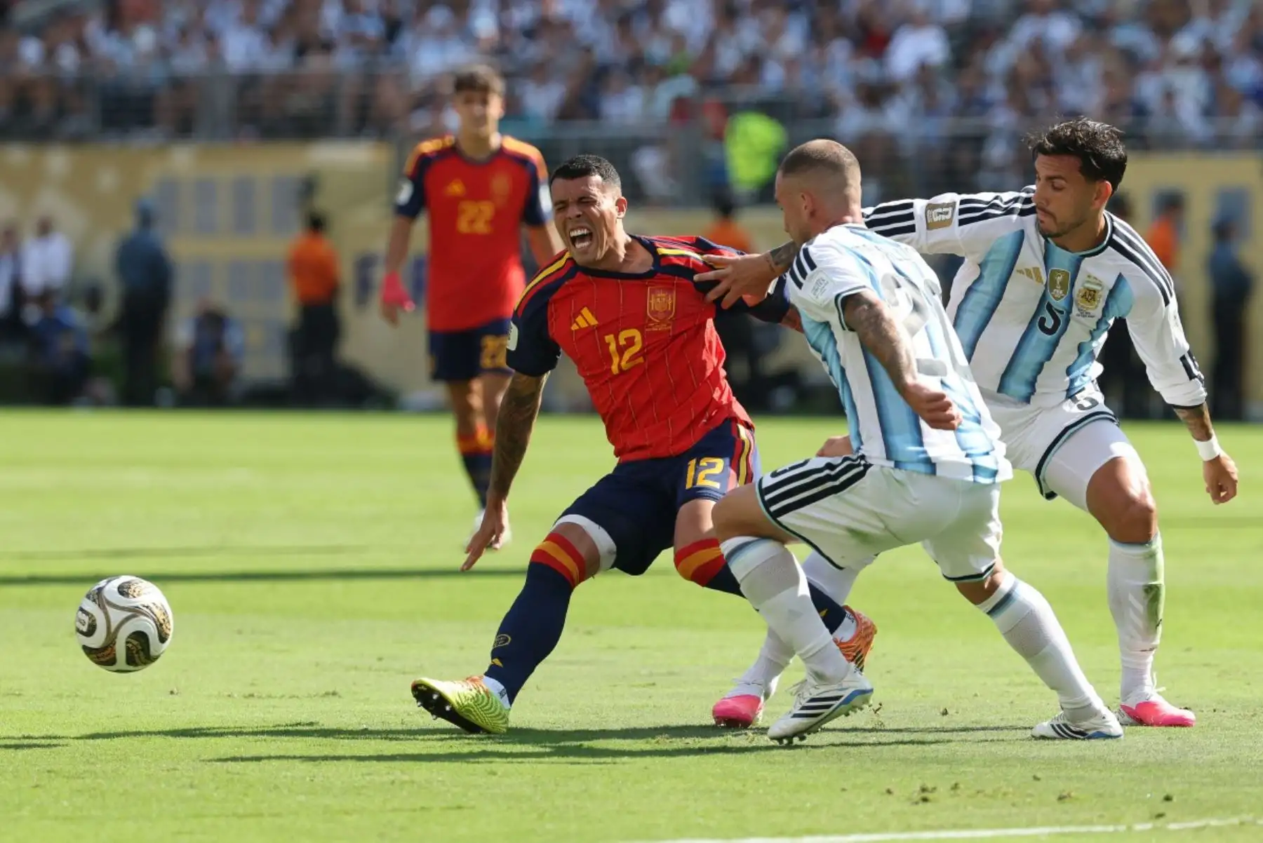 El centrocampista argentino Leandro Paredes (número 5) comete falta sobre el defensa español Pedro Porro (número 12) durante la final del Mundial de Fútbol de 2026 entre España y Argentina, disputada en el estadio New York/New Jersey de East Rutherford el 19 de julio de 2026. (Foto de Odd ANDERSEN / AFP)
