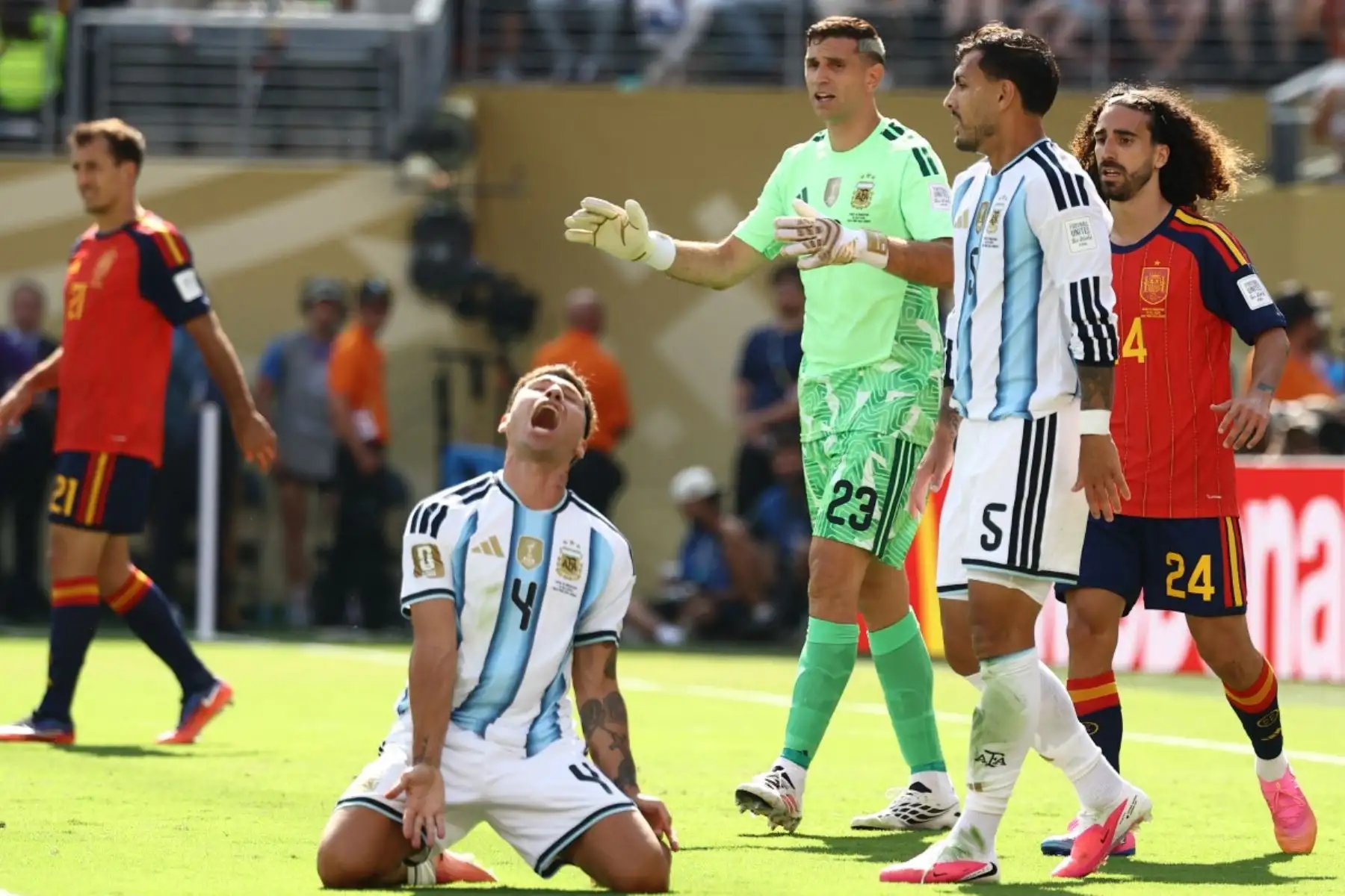 El defensa argentino número 04, Gonzalo Montiel (al frente), reacciona frente al portero argentino número 23, Emiliano Martínez, el mediocampista argentino número 05, Leandro Paredes, y el defensa español número 24, Marc Cucurella, durante la final del Mundial de Fútbol de 2026 entre España y Argentina en el estadio New York/New Jersey en East Rutherford, el 19 de julio de 2026. (Foto de CHARLY TRIBALLEAU / AFP)