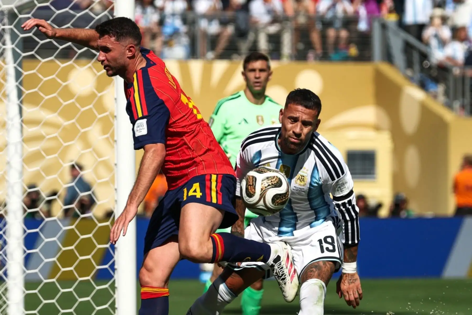 El defensa español número 14, Aymeric Laporte, y el defensa argentino número 19, Nicolás Otamendi, luchan por el balón durante la final del Mundial de Fútbol de 2026 entre España y Argentina en el estadio New York/New Jersey de East Rutherford, el 19 de julio de 2026. (Foto de FRANCK FIFE / AFP)