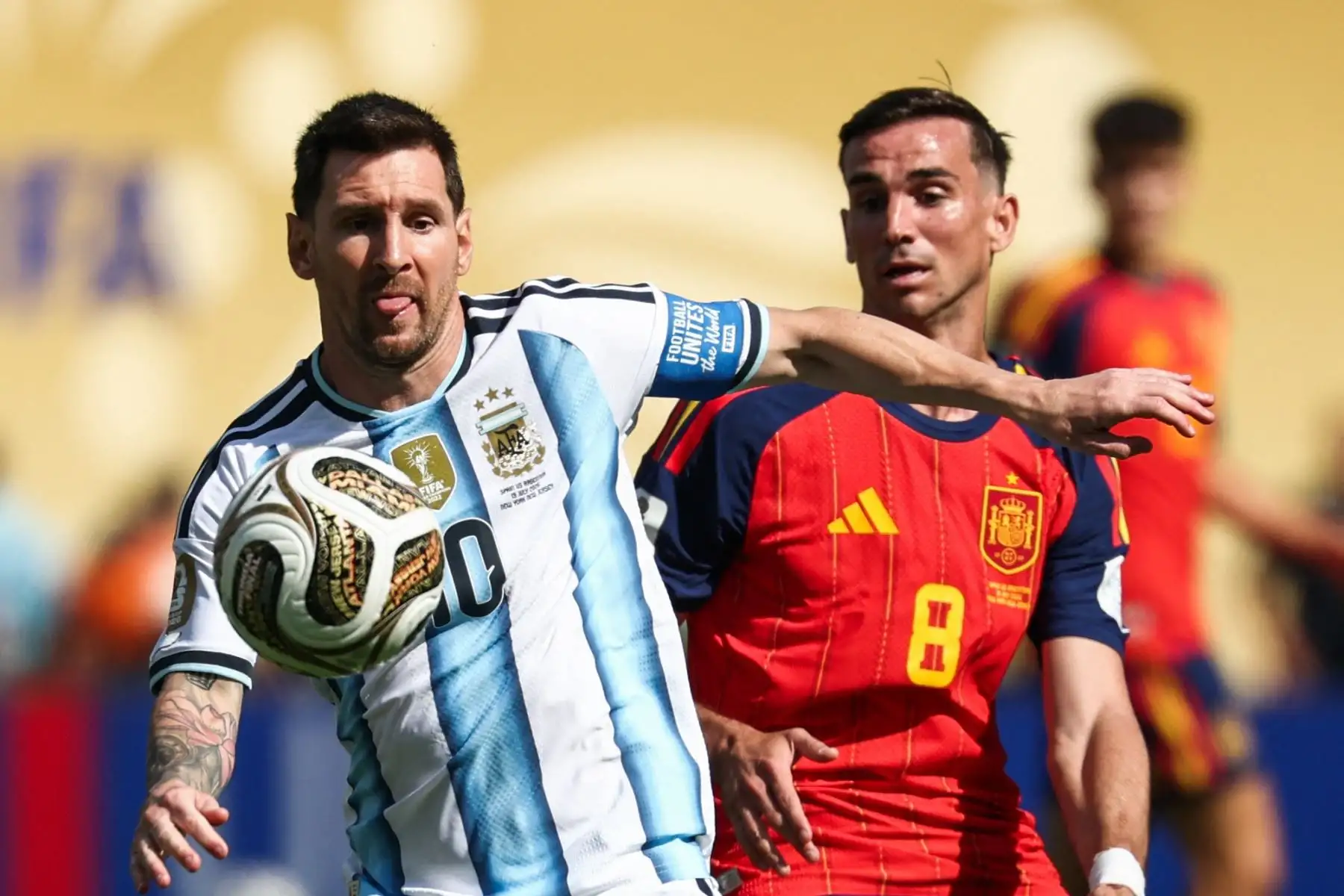 El delantero argentino Lionel Messi (número 10) y el centrocampista español Fabián Ruiz (número 8) luchan por el balón durante la final del Mundial de Fútbol de 2026 entre España y Argentina en el estadio New York/New Jersey de East Rutherford, el 19 de julio de 2026. (Foto de FRANCK FIFE / AFP)