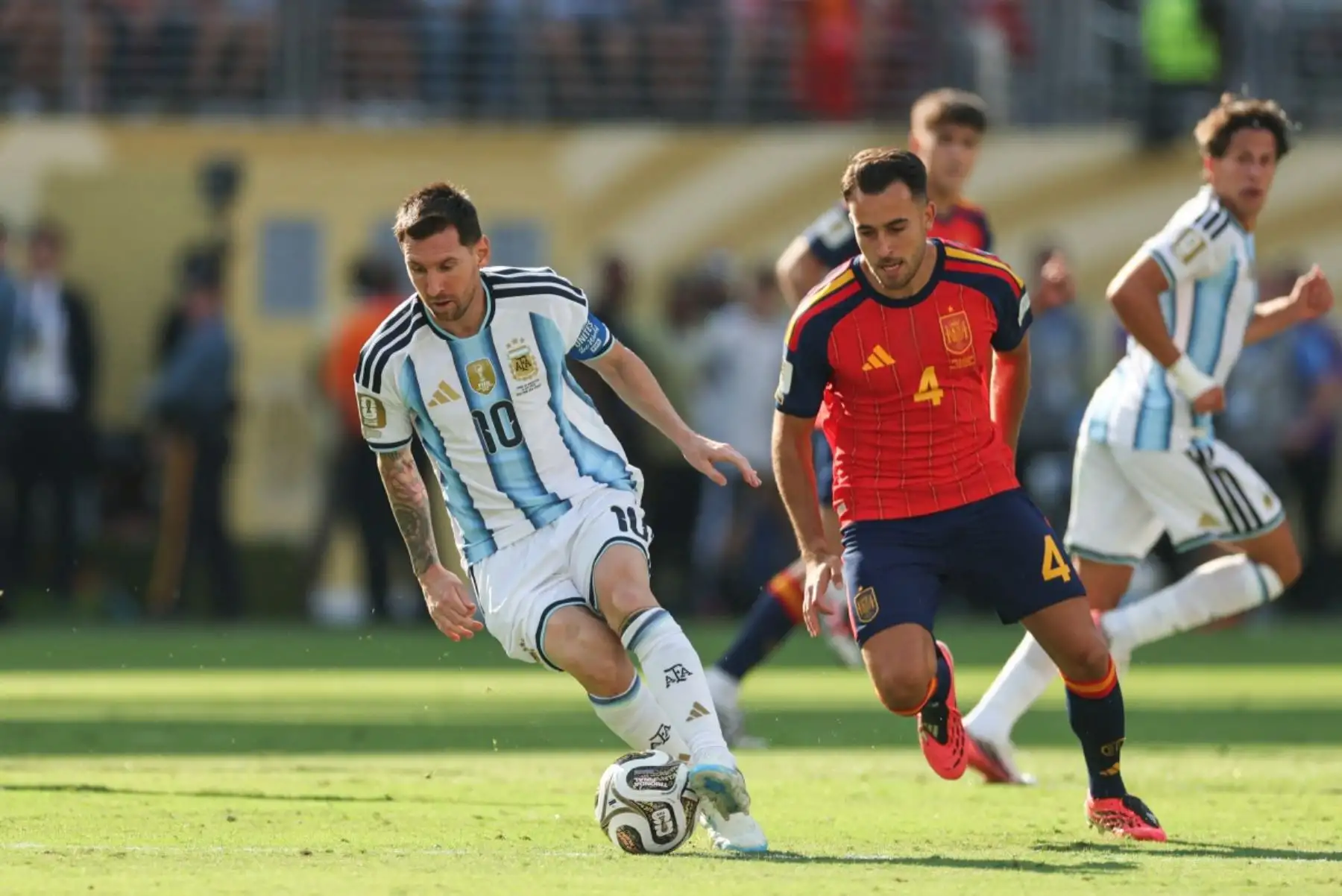El delantero argentino Lionel Messi, número 10, controla el balón ante el defensa español Eric García, número 4, durante la final del Mundial de Fútbol de 2026 entre España y Argentina en el estadio New York/New Jersey de East Rutherford, el 19 de julio de 2026. (Foto de PATRICIA DE MELO MOREIRA / AFP)