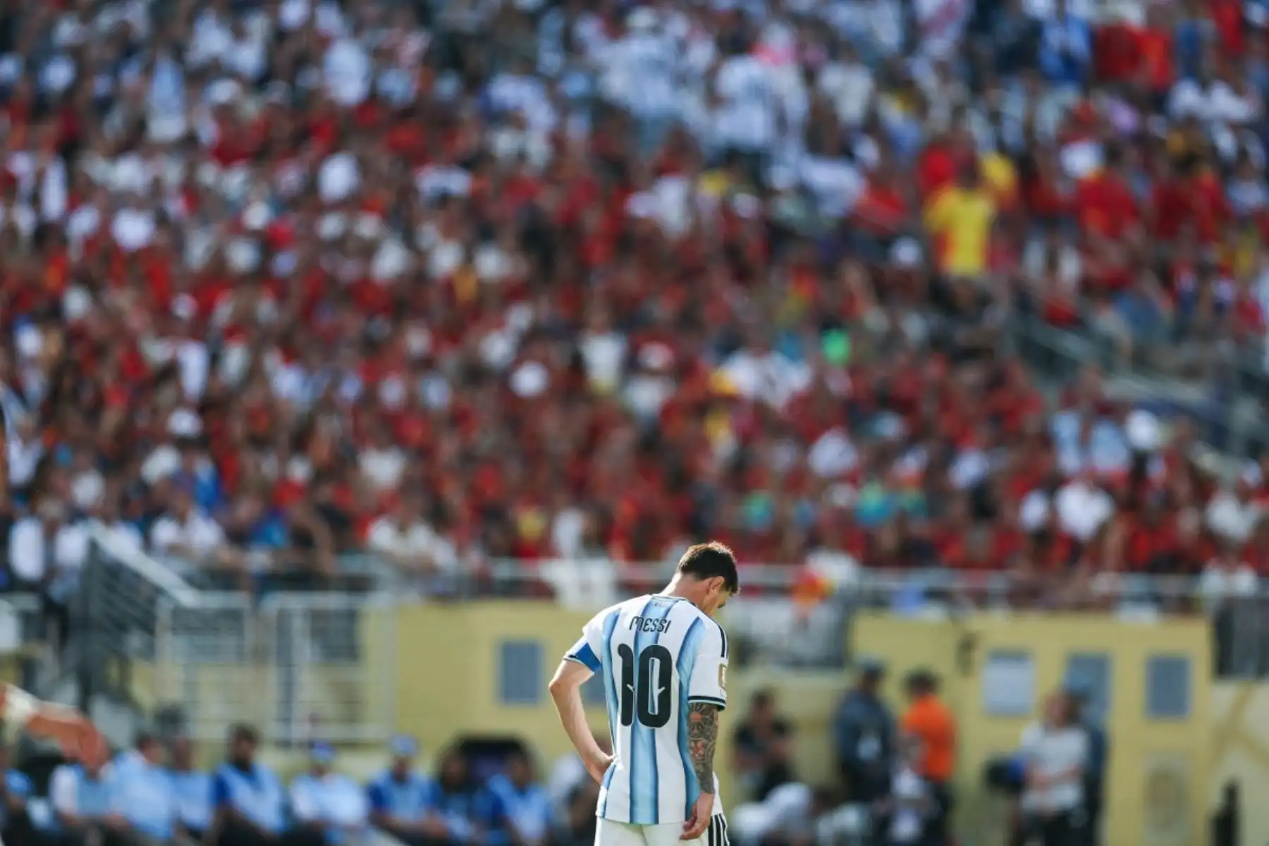El delantero argentino Lionel Messi, número 10, reacciona durante la final del Mundial de Fútbol de 2026 entre España y Argentina en el estadio New York/New Jersey en East Rutherford el 19 de julio de 2026. (Foto de PATRICIA DE MELO MOREIRA / AFP)