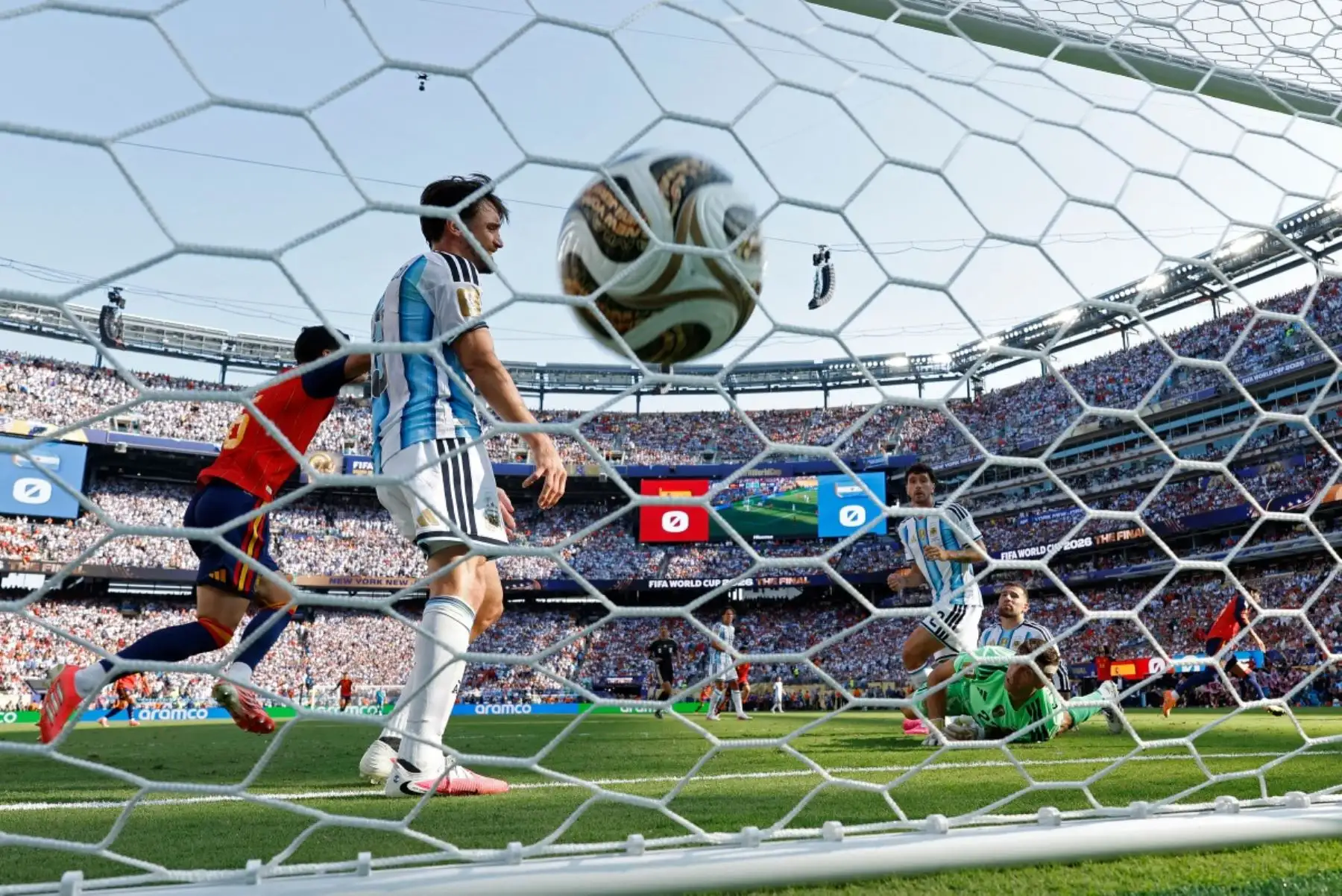 El delantero español Ferran Torres, número 07, anota el primer gol de su equipo durante la final del Mundial de Fútbol de 2026 entre España y Argentina en el estadio New York/New Jersey de East Rutherford, el 19 de julio de 2026. (Foto de Odd ANDERSEN / AFP)