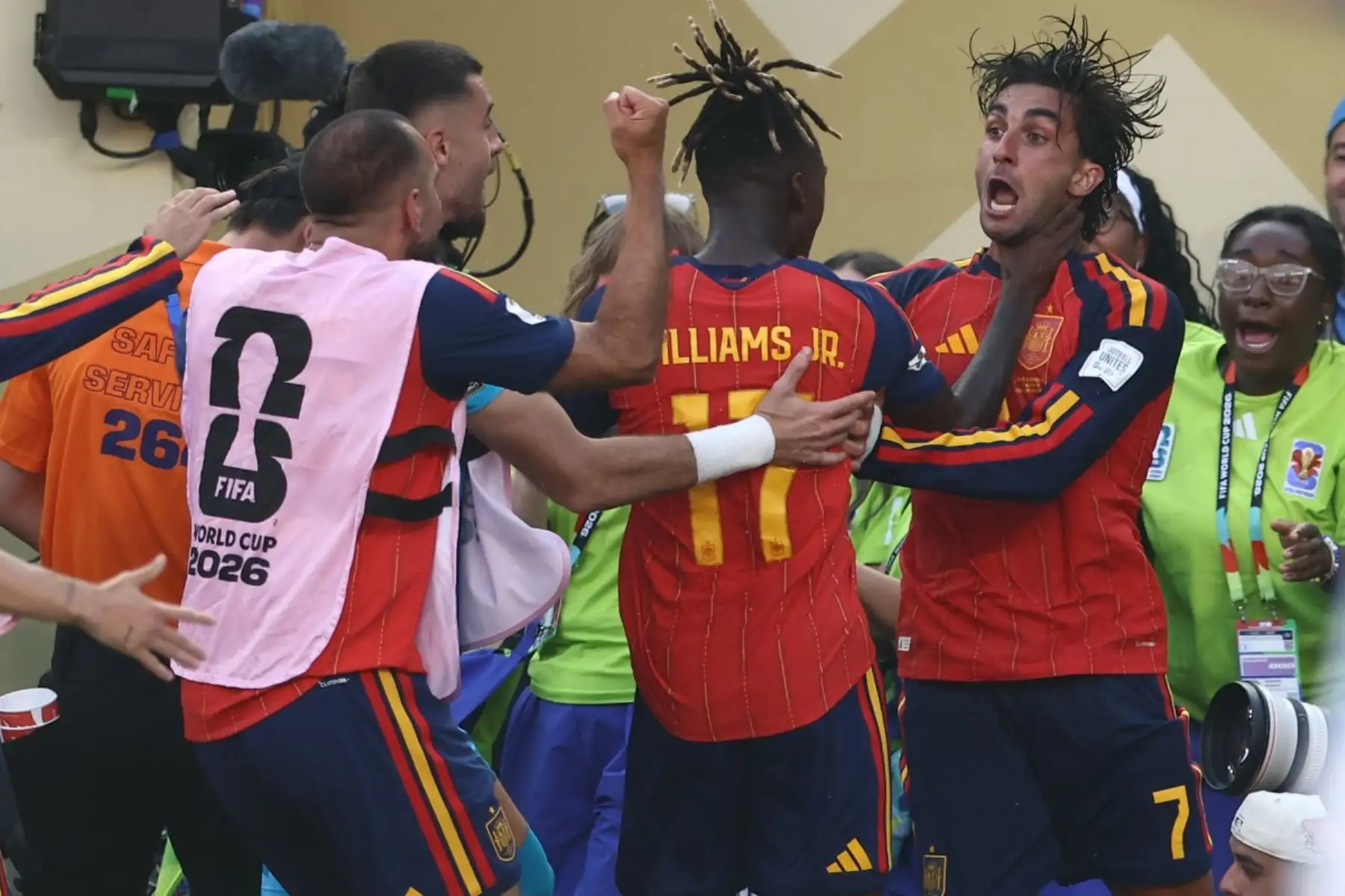 El delantero español Ferran Torres (derecha), número 07, celebra con sus compañeros tras marcar el primer gol de su equipo durante la final del Mundial de Fútbol de 2026 entre España y Argentina en el estadio New York/New Jersey de East Rutherford, el 19 de julio de 2026. (Foto de CHARLY TRIBALLEAU / AFP)