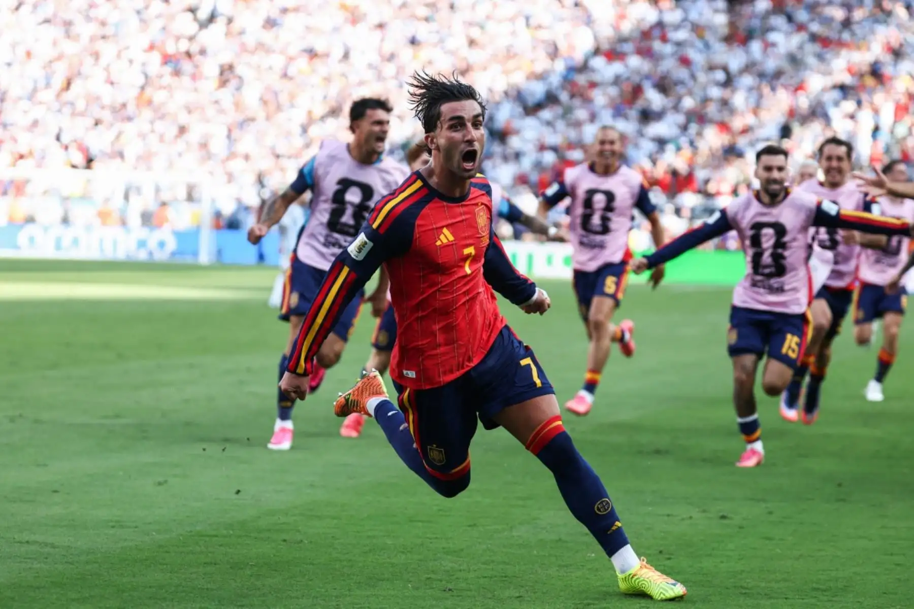 El delantero español Ferran Torres, número 07, celebra el primer gol de su equipo durante la final del Mundial de Fútbol de 2026 entre España y Argentina en el estadio New York/New Jersey de East Rutherford, el 19 de julio de 2026. (Foto de FRANCK FIFE / AFP)
