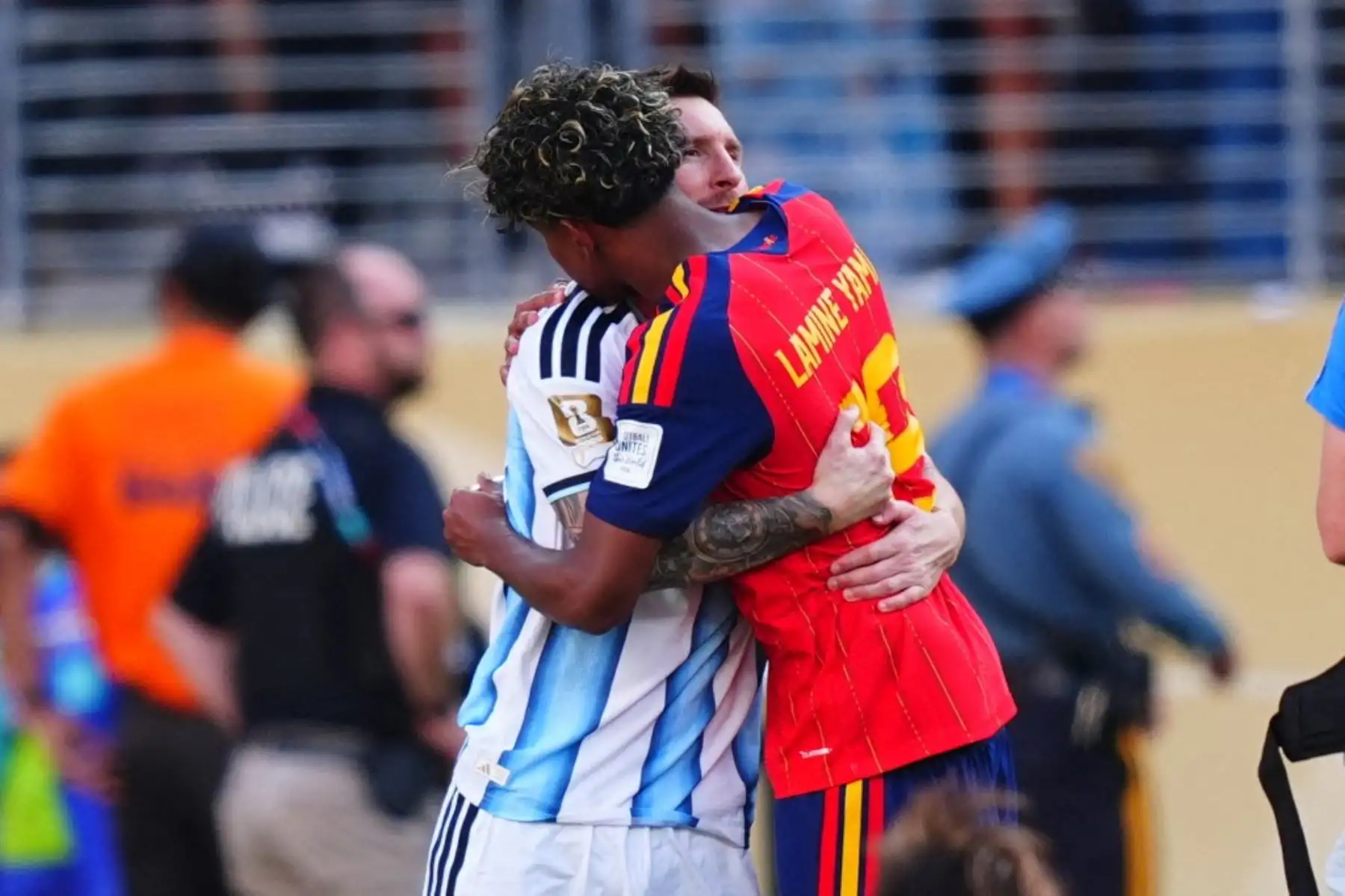 Lamine Yamal (19) de España es felicitado por Lionel Messi (10) de Argentina tras la victoria por 1-0 en la final de la Copa Mundial de la FIFA 2026 entre España y Argentina en el New York New Jersey Stadium en East Rutherford, Nueva Jersey, EE. UU., el 19 de julio de 2026. Evrim Aydin / Anadolu (Foto de Evrim Aydin / ANADOLU / Anadolu vía AFP)