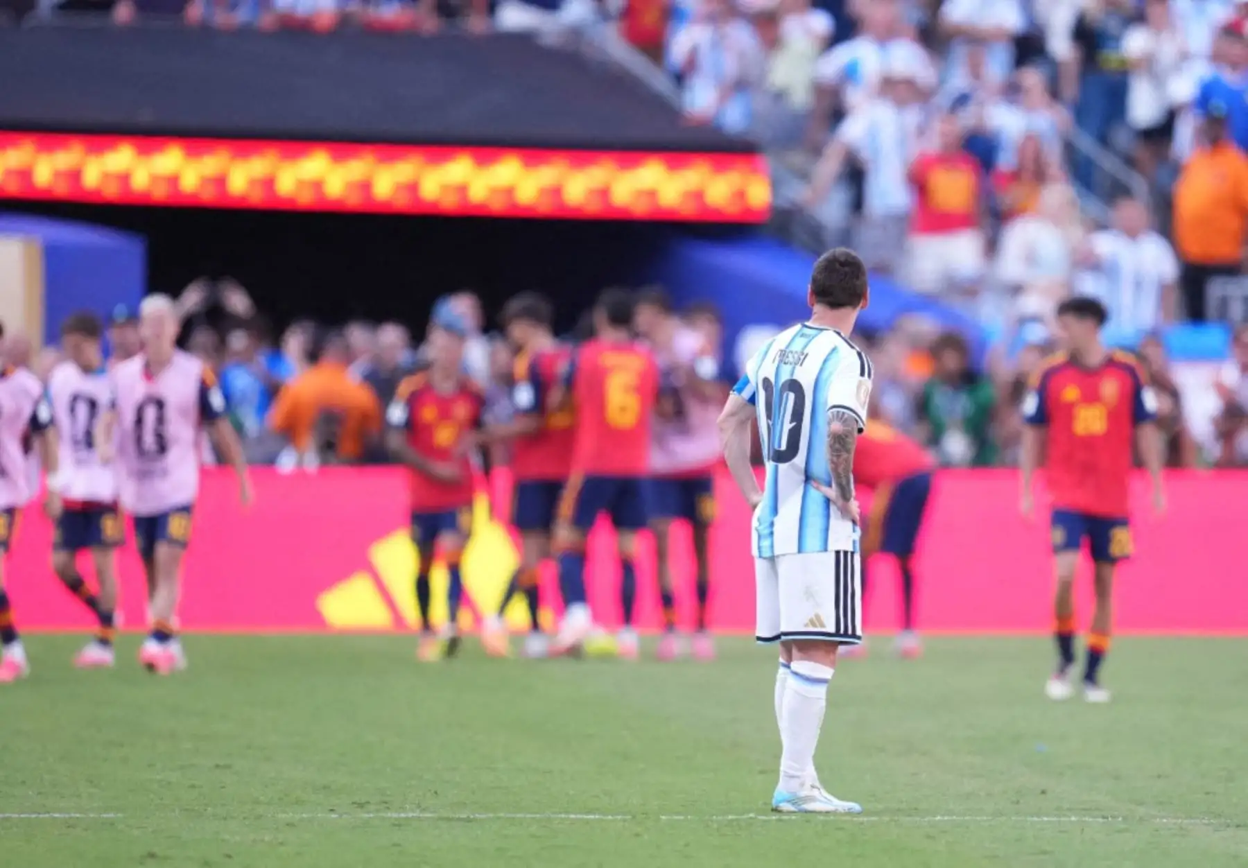 Lionel Messi de Argentina reacciona a un gol anotado por Ferran Torres de España durante la final de la Copa Mundial de la FIFA 2026 entre España y Argentina en el New York New Jersey Stadium en East Rutherford, Nueva Jersey, EE. UU., el 19 de julio de 2026. Jose Hernandez / Anadolu (Foto de Jose HERNANDEZ / ANADOLU / Anadolu vía AFP)