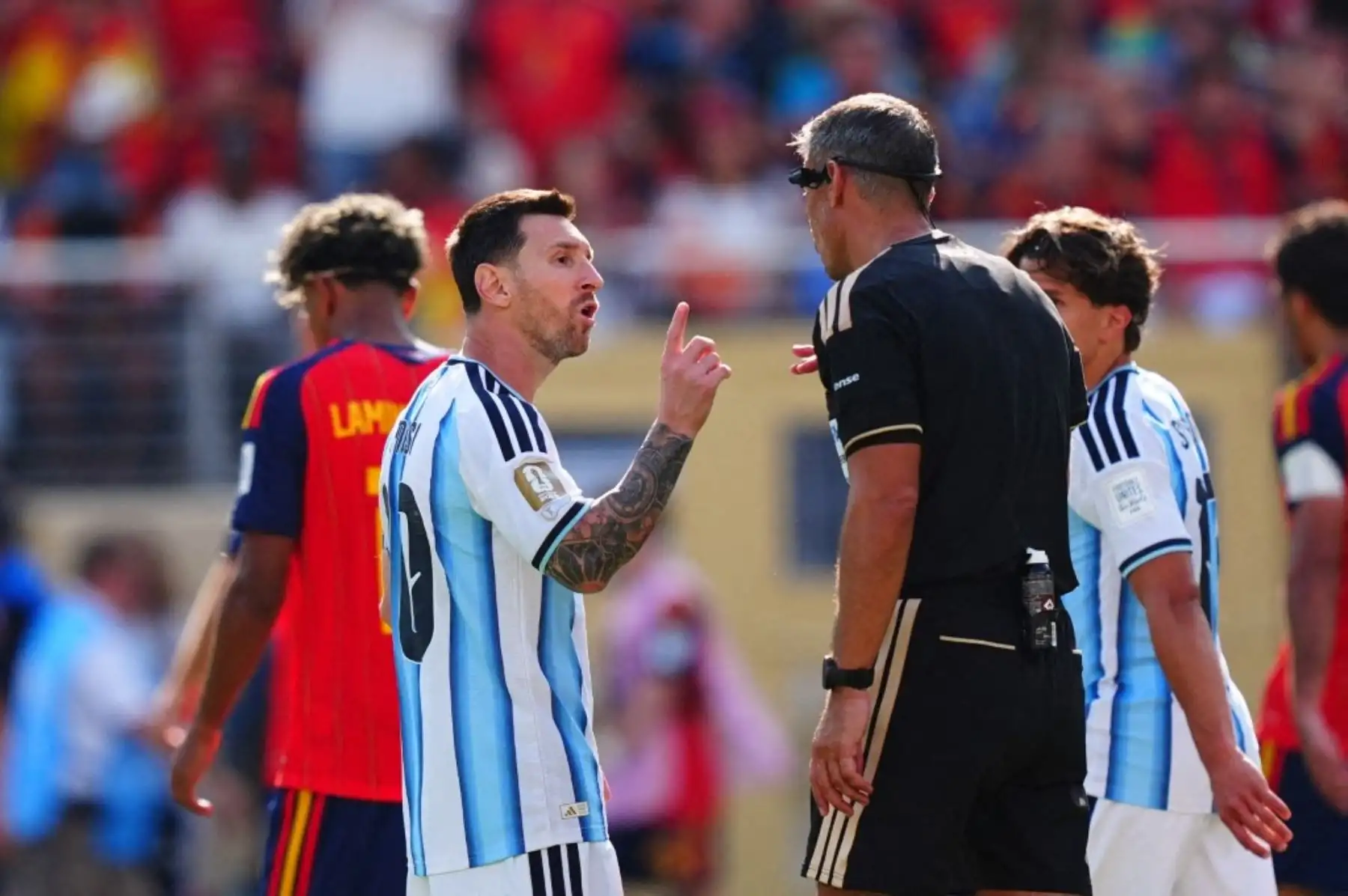 Lionel Messi (izq.) de Argentina conversa con el árbitro durante la final de la Copa Mundial de la FIFA 2026 entre España y Argentina en el New York New Jersey Stadium en East Rutherford, Nueva Jersey, EE. UU., el 19 de julio de 2026. Evrim Aydin / Anadolu (Foto de Evrim Aydin / ANADOLU / Anadolu vía AFP)