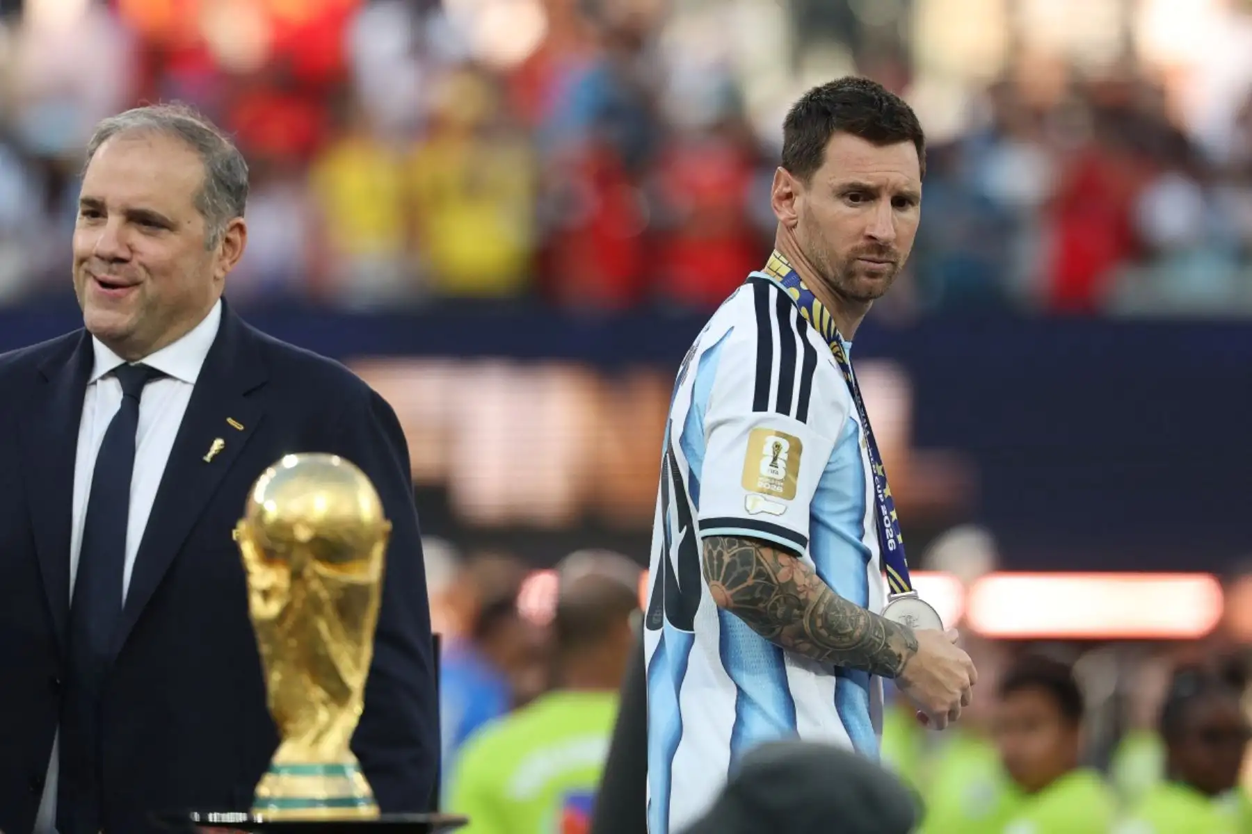 El delantero argentino Lionel Messi, número 10, reacciona durante la ceremonia de entrega del trofeo al término de la final del Mundial de Fútbol de 2026 entre España y Argentina en el estadio New York/New Jersey en East Rutherford, el 19 de julio de 2026. (Foto de Odd ANDERSEN / AFP)