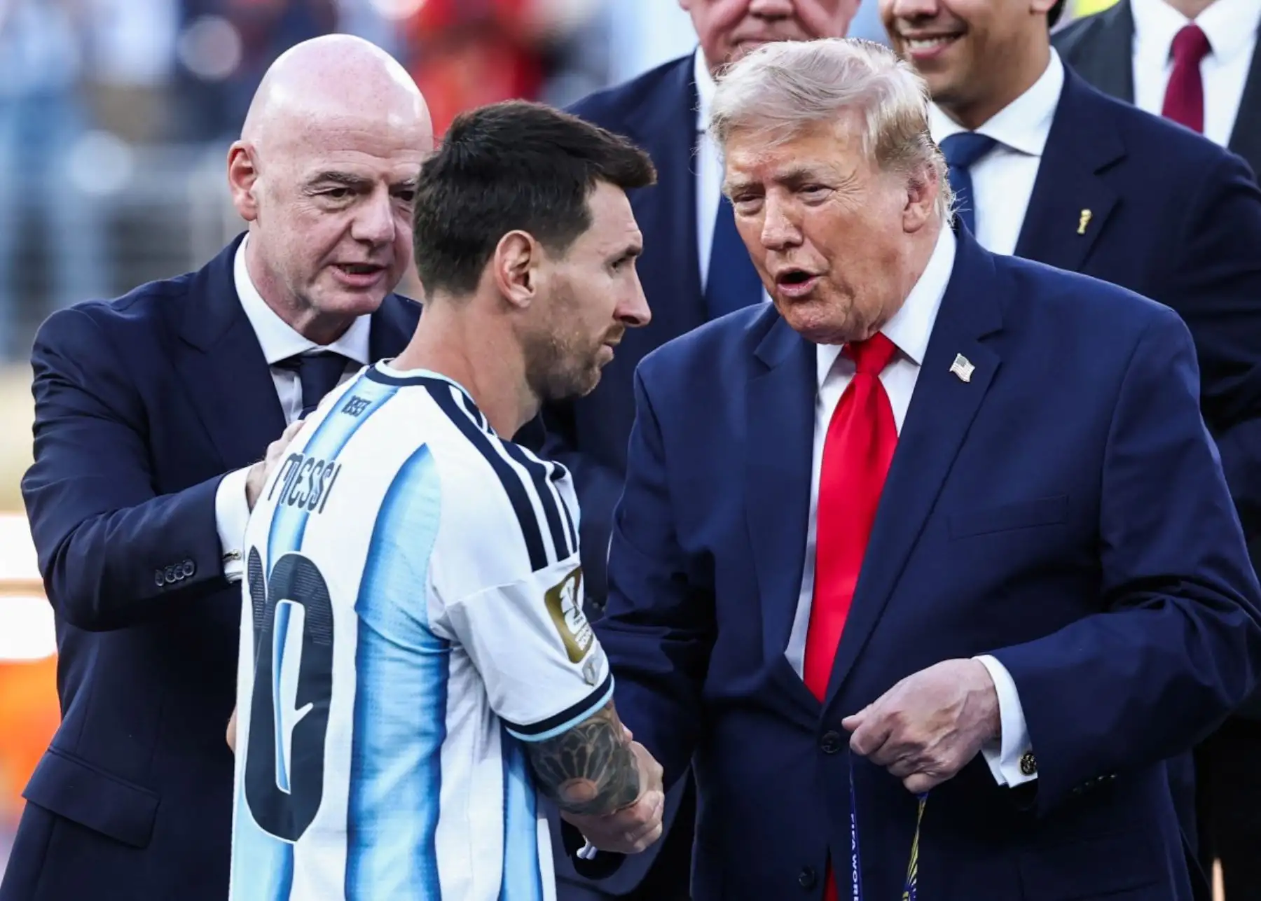 El delantero argentino Lionel Messi (C) y el presidente de Estados Unidos, Donald Trump (D), se dan la mano junto al presidente de la FIFA, Gianni Infantino (I), durante la ceremonia de premiación de la final del Mundial de Fútbol de 2026 entre España y Argentina en el estadio New York/New Jersey en East Rutherford el 19 de julio de 2026. (Foto de FRANCK FIFE / AFP)
