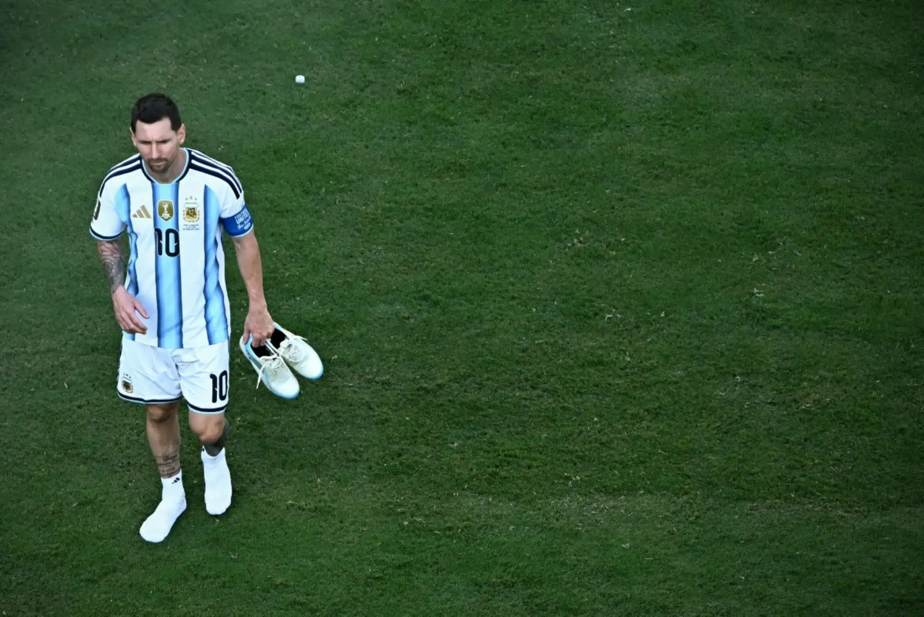 El delantero argentino Lionel Messi, número 10, reacciona tras la victoria de España en la final del Mundial de Fútbol de 2026, disputada en el estadio New York/New Jersey de East Rutherford el 19 de julio de 2026. (Foto de Jewel SAMAD / AFP)