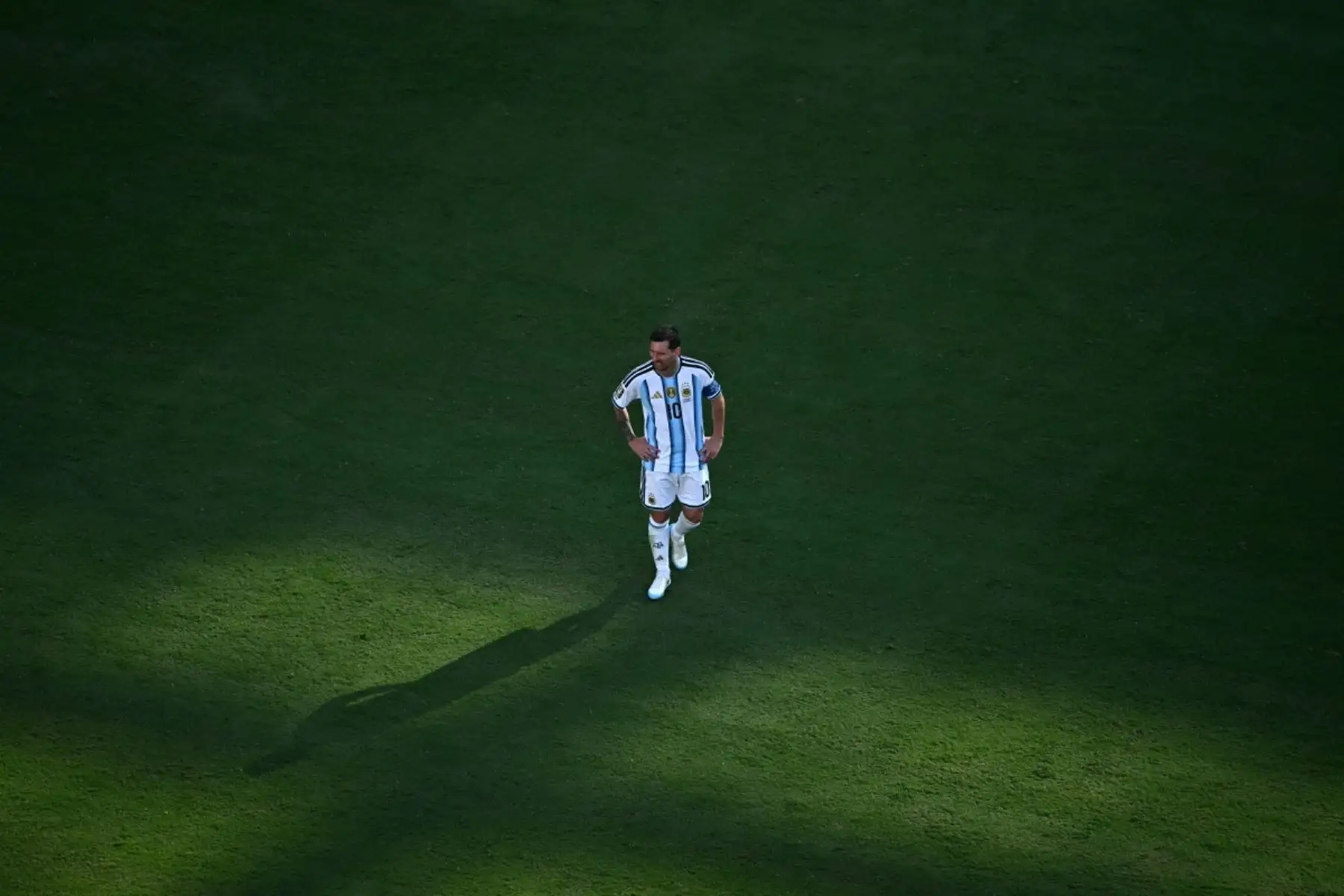 El delantero argentino Lionel Messi, número 10, reacciona durante la final del Mundial de Fútbol de 2026 entre España y Argentina en el estadio New York/New Jersey en East Rutherford el 19 de julio de 2026. (Foto de Jewel SAMAD / AFP)