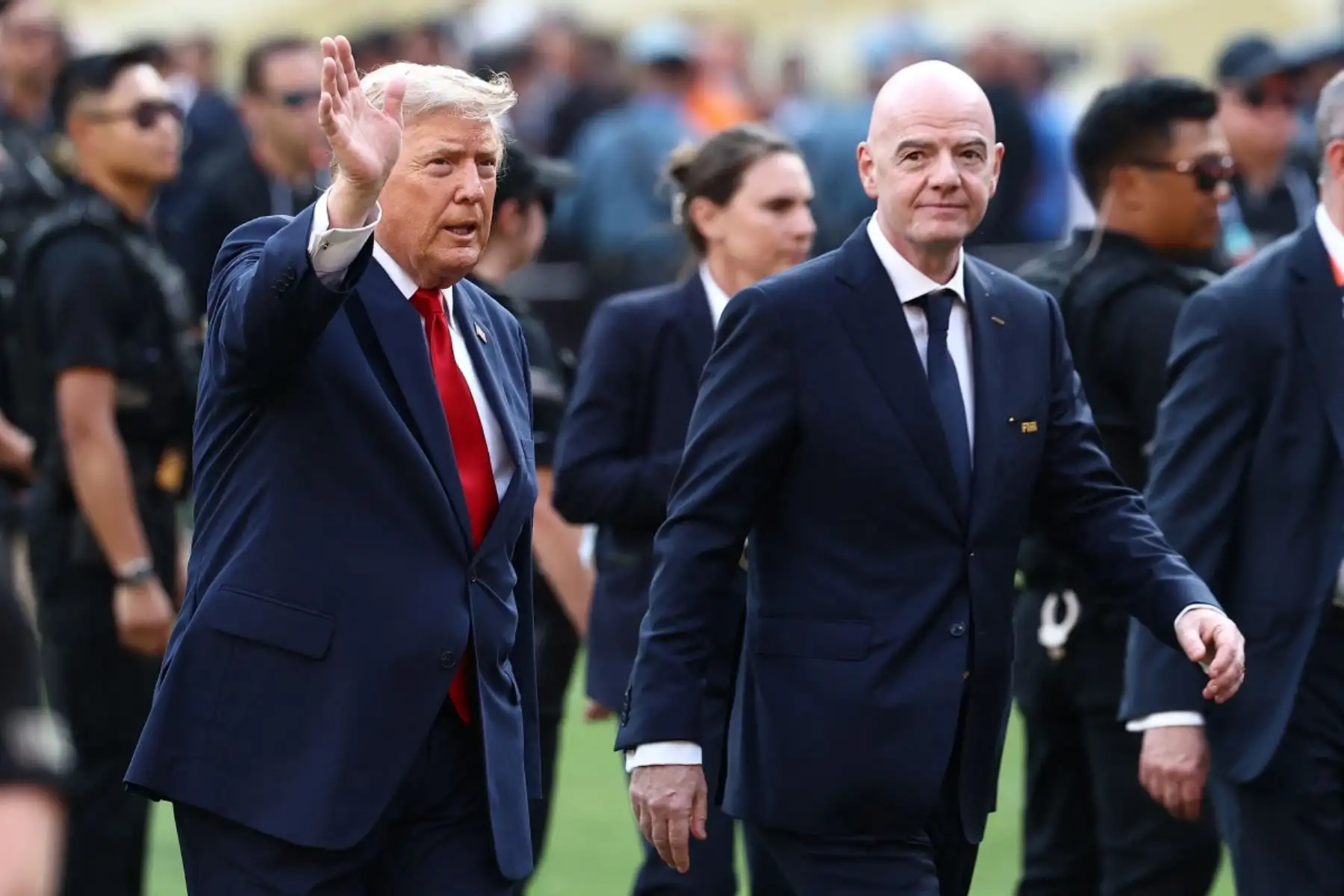 El presidente de la FIFA, Gianni Infantino (derecha), y el presidente de Estados Unidos, Donald Trump, llegan a la ceremonia de clausura tras la final del Mundial de Fútbol de 2026 entre España y Argentina en el estadio New York/New Jersey en East Rutherford, el 19 de julio de 2026. (Foto de CHARLY TRIBALLEAU / AFP)