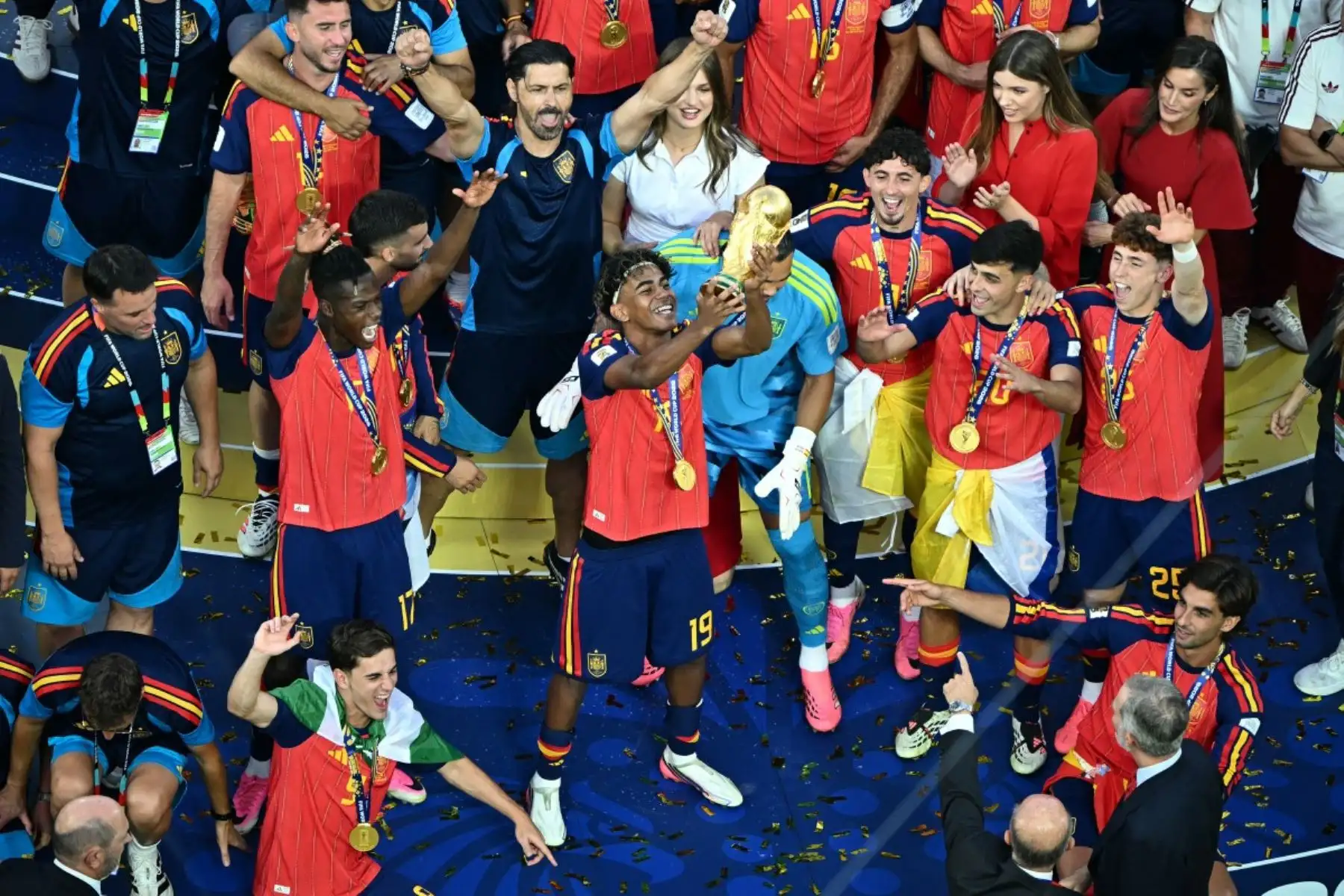 El delantero español Lamine Yamal, número 19, levanta el trofeo junto a sus compañeros tras la victoria de España en la final del Mundial de Fútbol de 2026 contra Argentina, disputada en el estadio New York/New Jersey de East Rutherford el 19 de julio de 2026. (Foto de Jewel SAMAD / AFP)