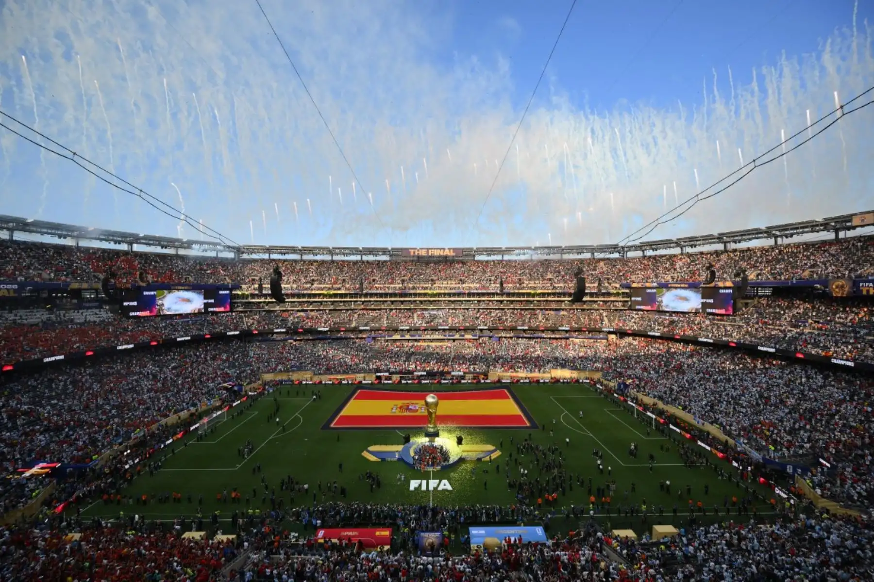 Fuegos artificiales iluminan el cielo del estadio mientras los jugadores españoles celebran con el trofeo durante la ceremonia de clausura tras la final del Mundial de Fútbol de 2026 entre España y Argentina, celebrada en el New York/New Jersey Stadium de East Rutherford el 19 de julio de 2026. (Foto de ANGELA WEISS / AFP)