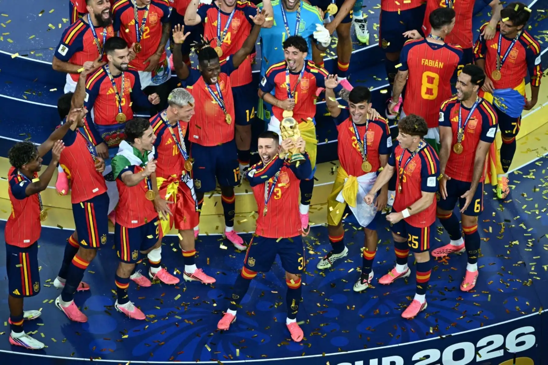 El defensa español Alex Grimaldo, número 3, levanta el trofeo junto a sus compañeros tras la victoria de España en la final del Mundial de Fútbol de 2026 contra Argentina, disputada en el estadio New York/New Jersey de East Rutherford el 19 de julio de 2026. (Foto de Jewel SAMAD / AFP)