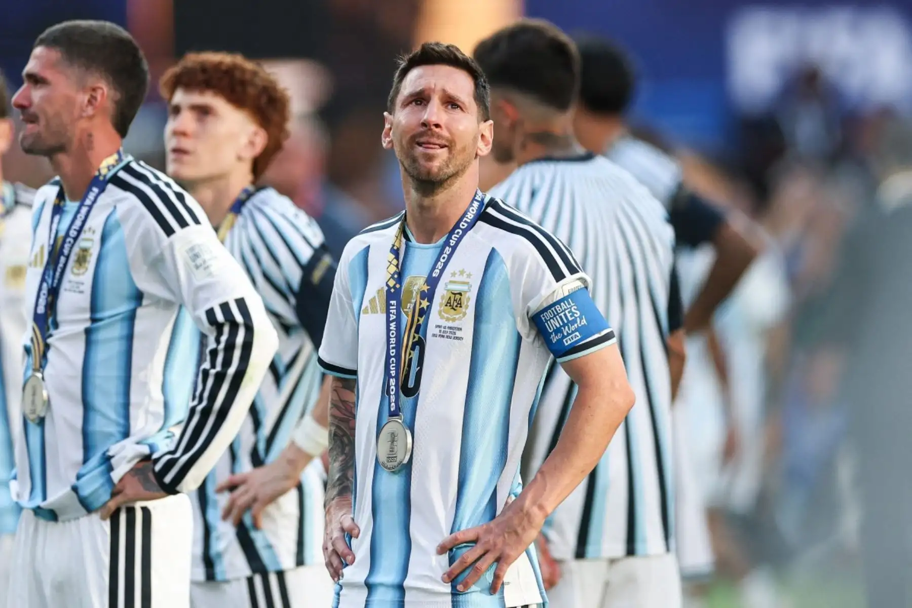 El rey Felipe VI de España sostiene el trofeo tras la victoria en la final del Mundial de Fútbol de 2026 entre España y Argentina, celebrada en el estadio New York/New Jersey de East Rutherford el 19 de julio de 2026. (Foto de FRANCK FIFE / AFP)